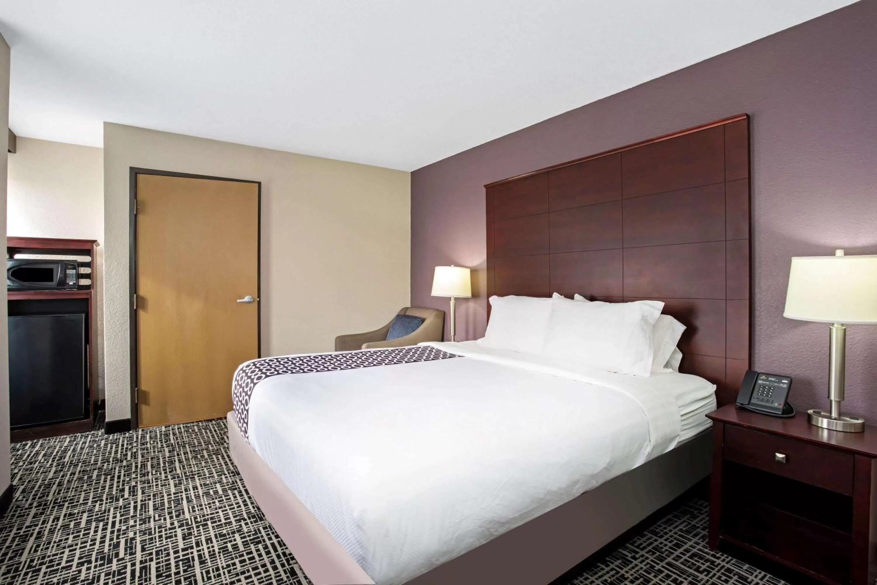 Photo of the whole room, Bed in La Quinta Inn & Suites by Wyndham Denver Aurora Medical