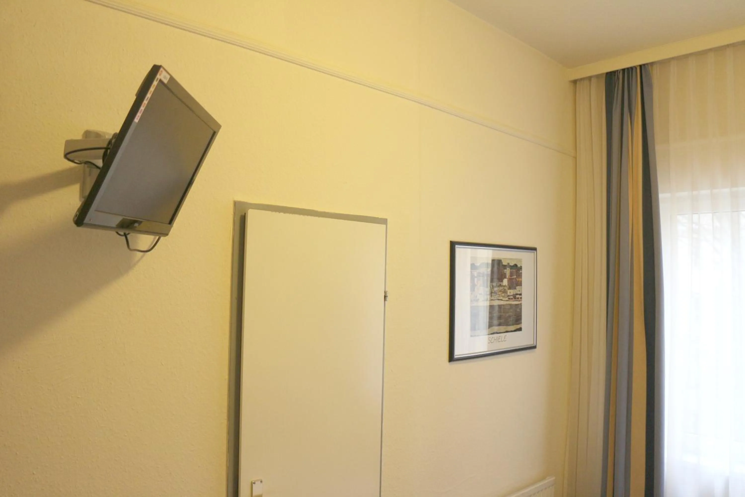 TV and multimedia, TV/Entertainment Center in Hotel Carina