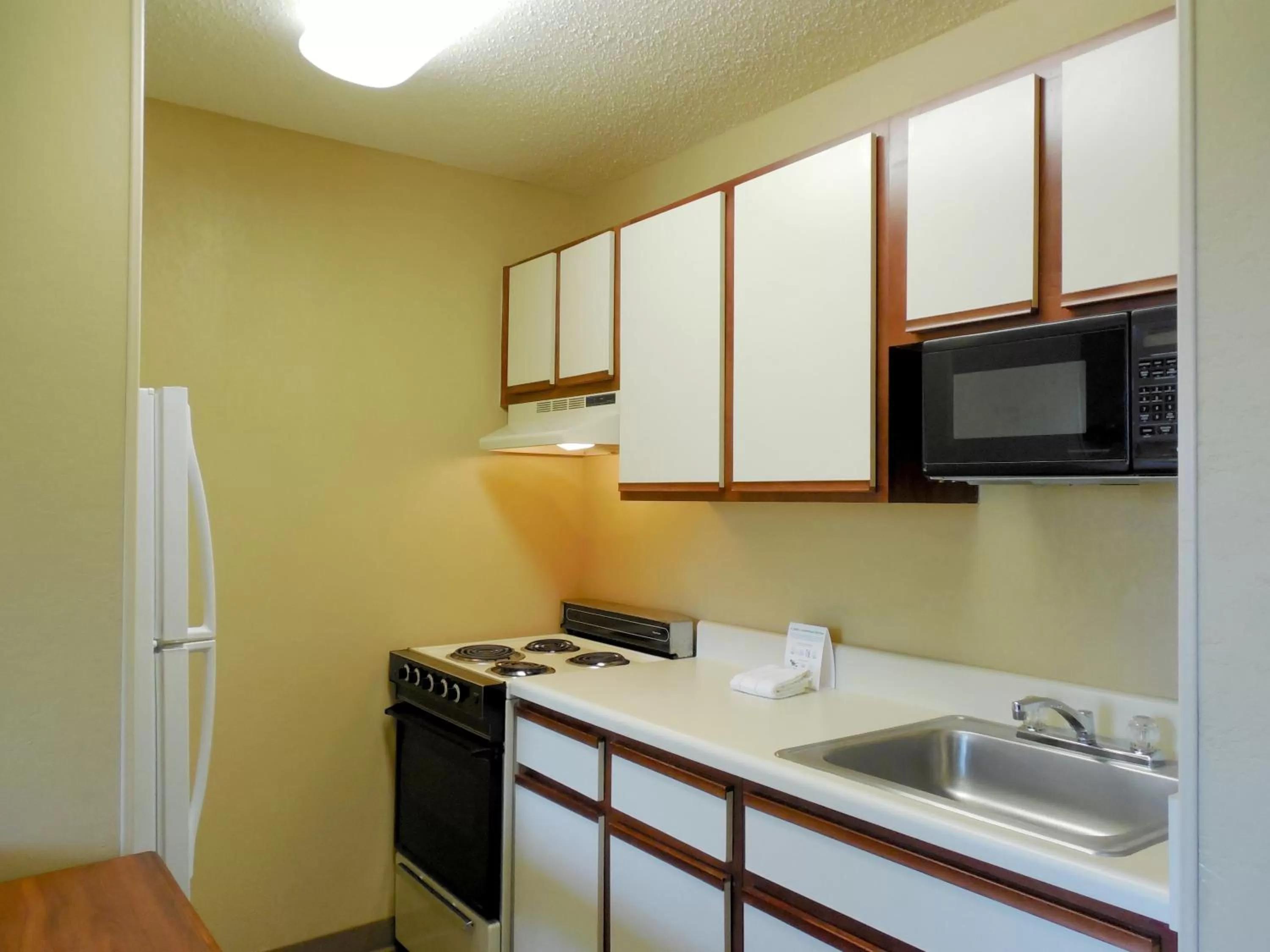 Kitchen or kitchenette in Extended Stay America Suites - Daytona Beach - International Speedway