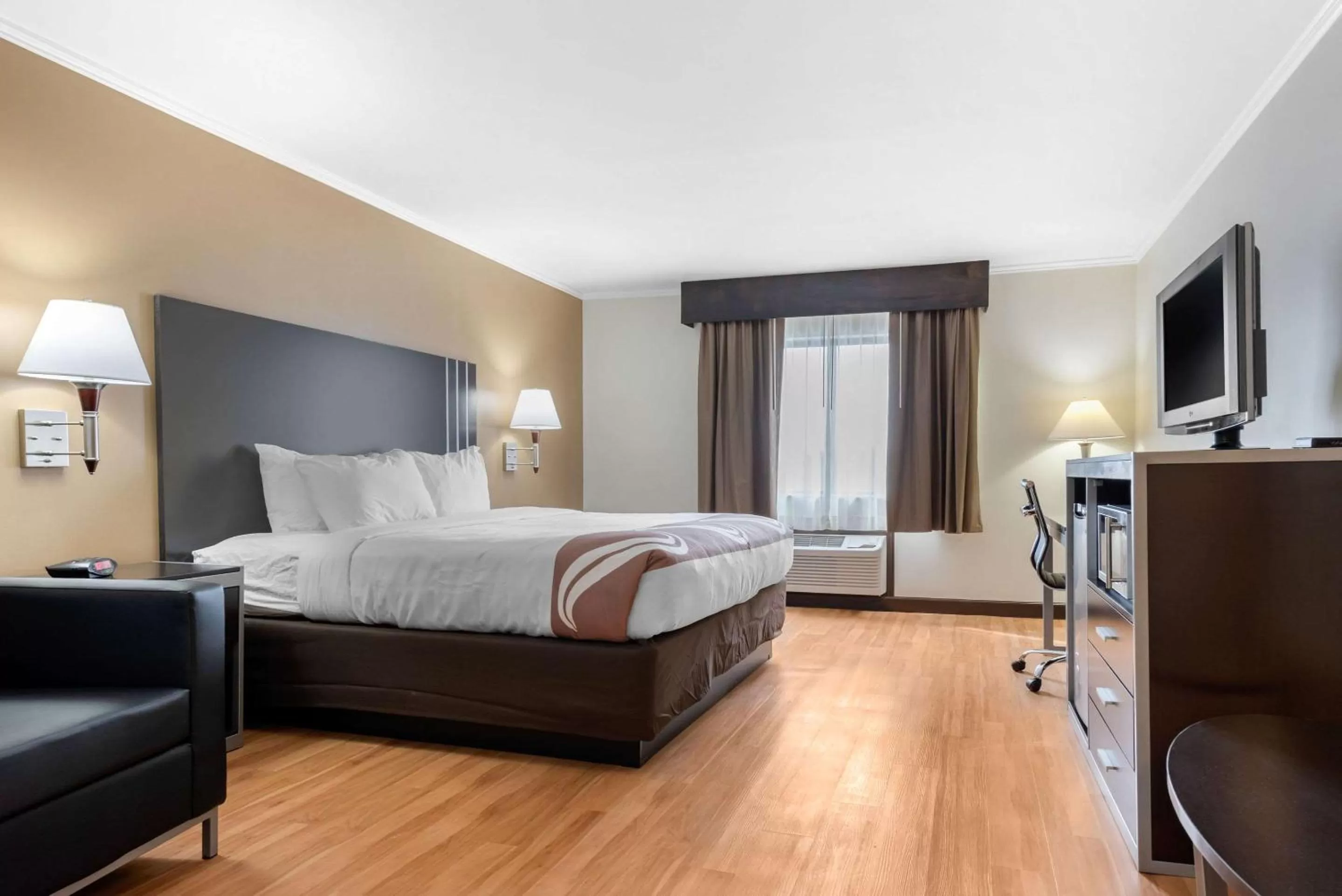 Photo of the whole room, Bed in Quality Inn Fairborn near Wright Patterson AFB