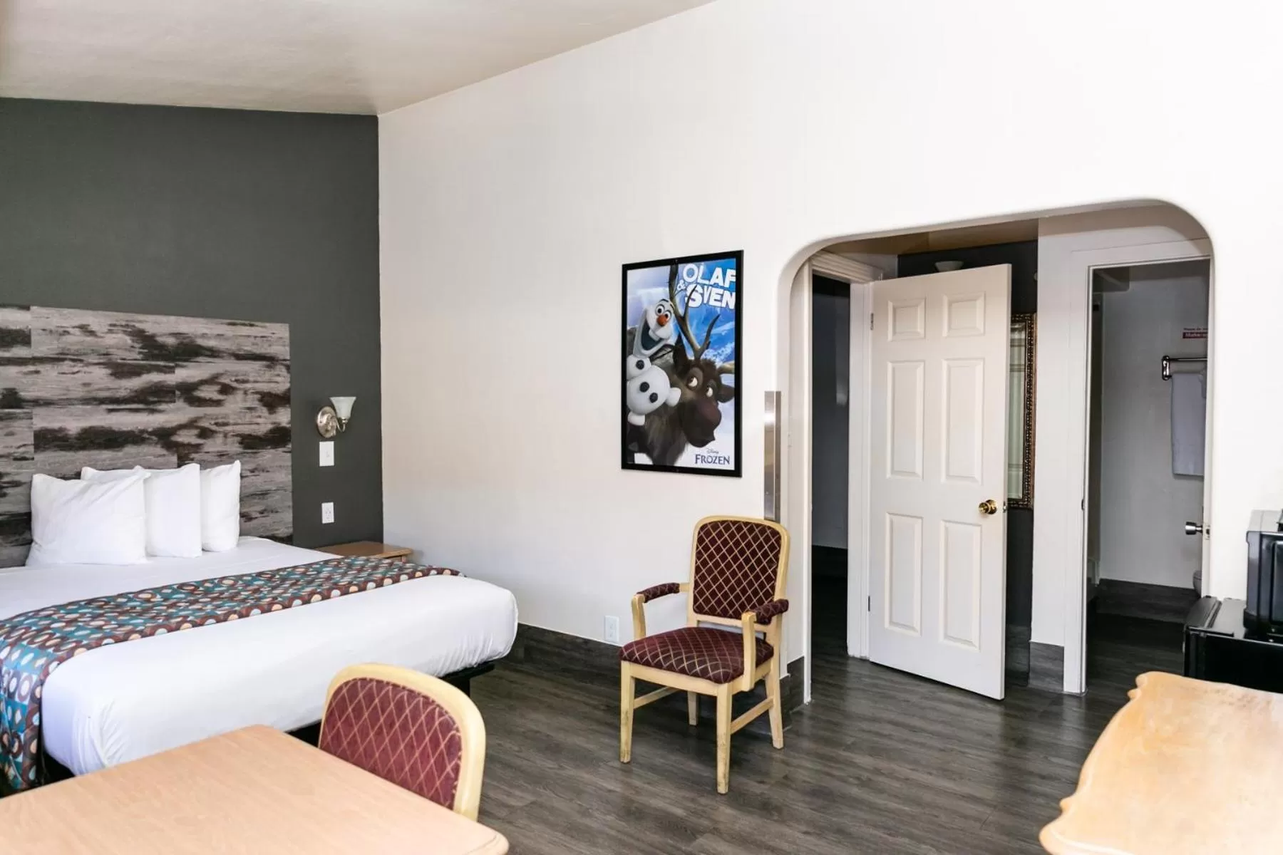 Photo of the whole room, Bed in Anaheim Discovery Inn and Suites