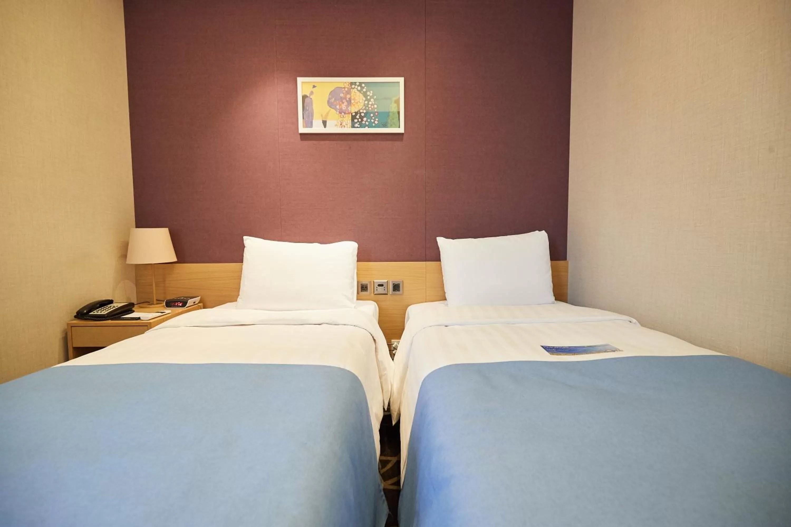 Photo of the whole room, Bed in Days Hotel by Wyndham Seoul Myeongdong