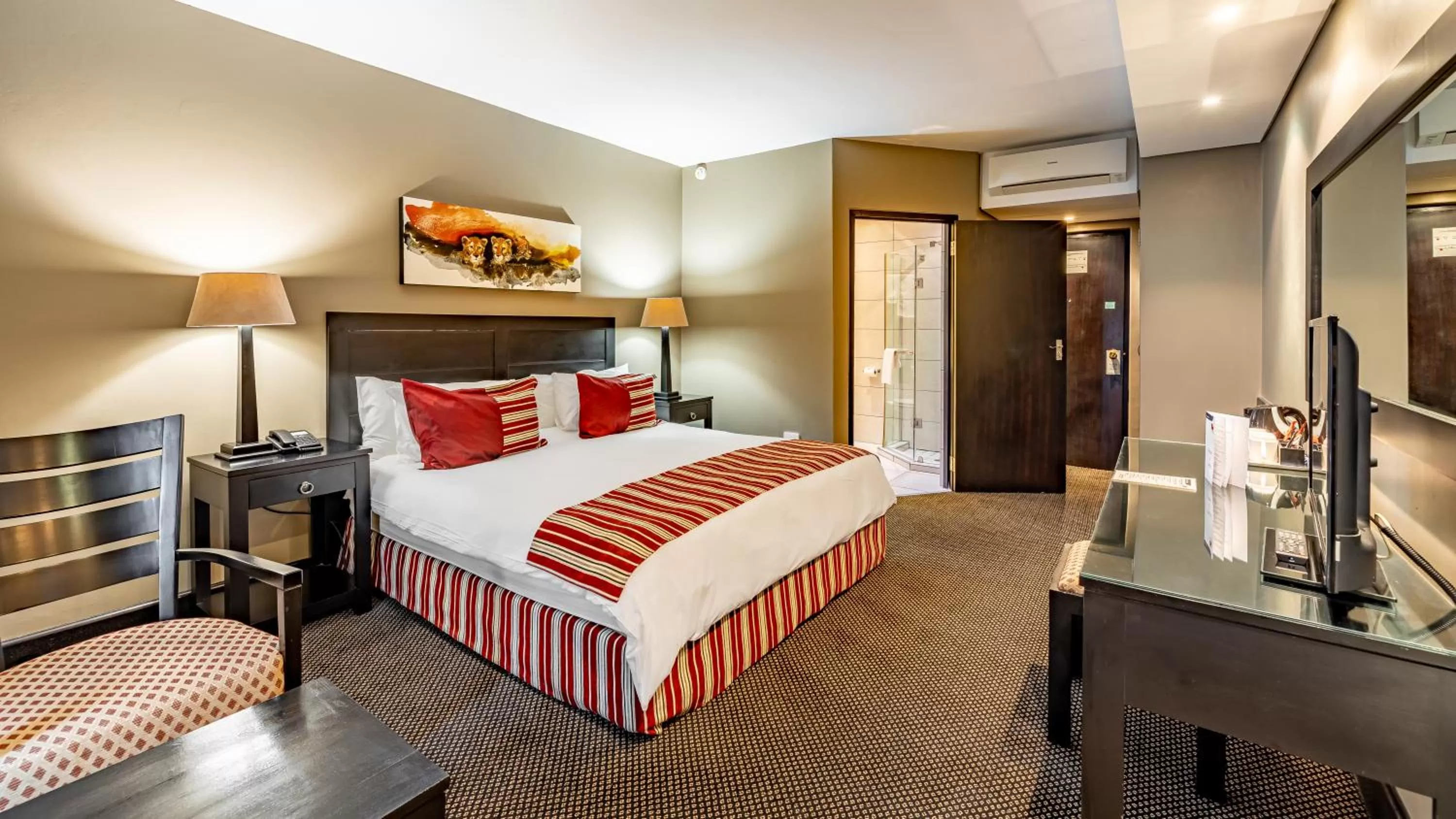 Bedroom, Bed in African Sky Hotels - Pine Lake Inn