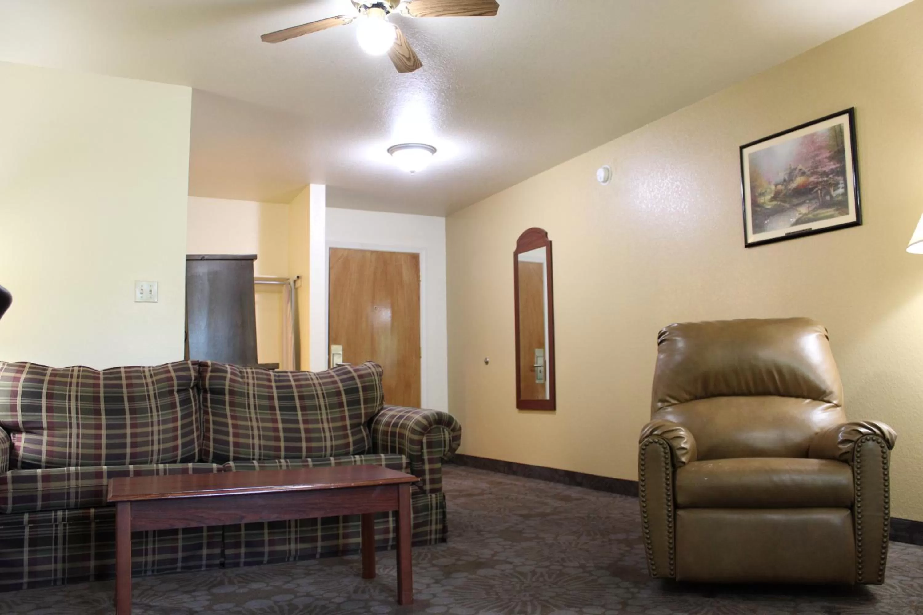 Living room in Candlelight Inn & Suites Hwy 69 near McAlester