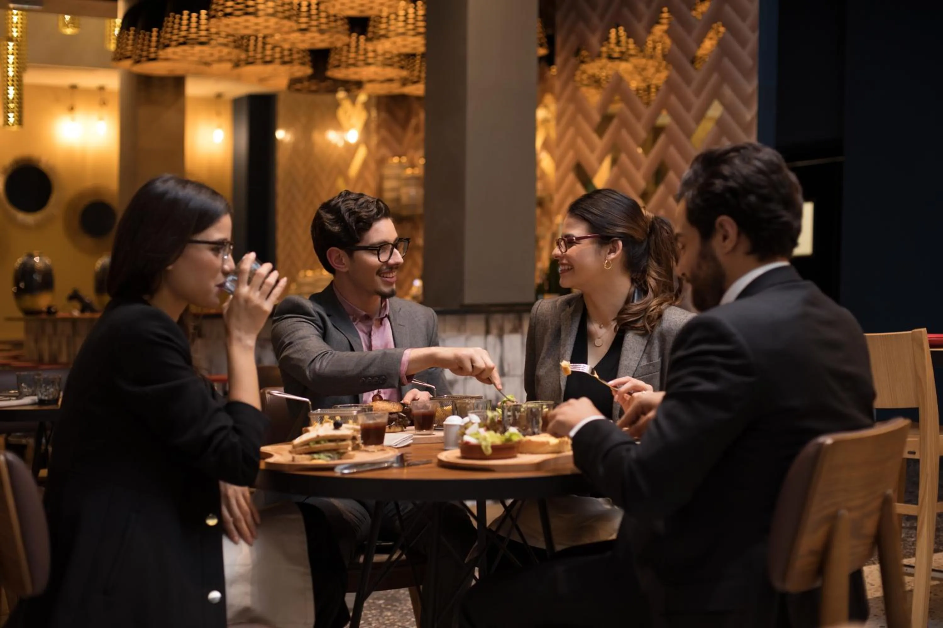 Restaurant/places to eat in Ibis Abdelmoumen Casa Centre