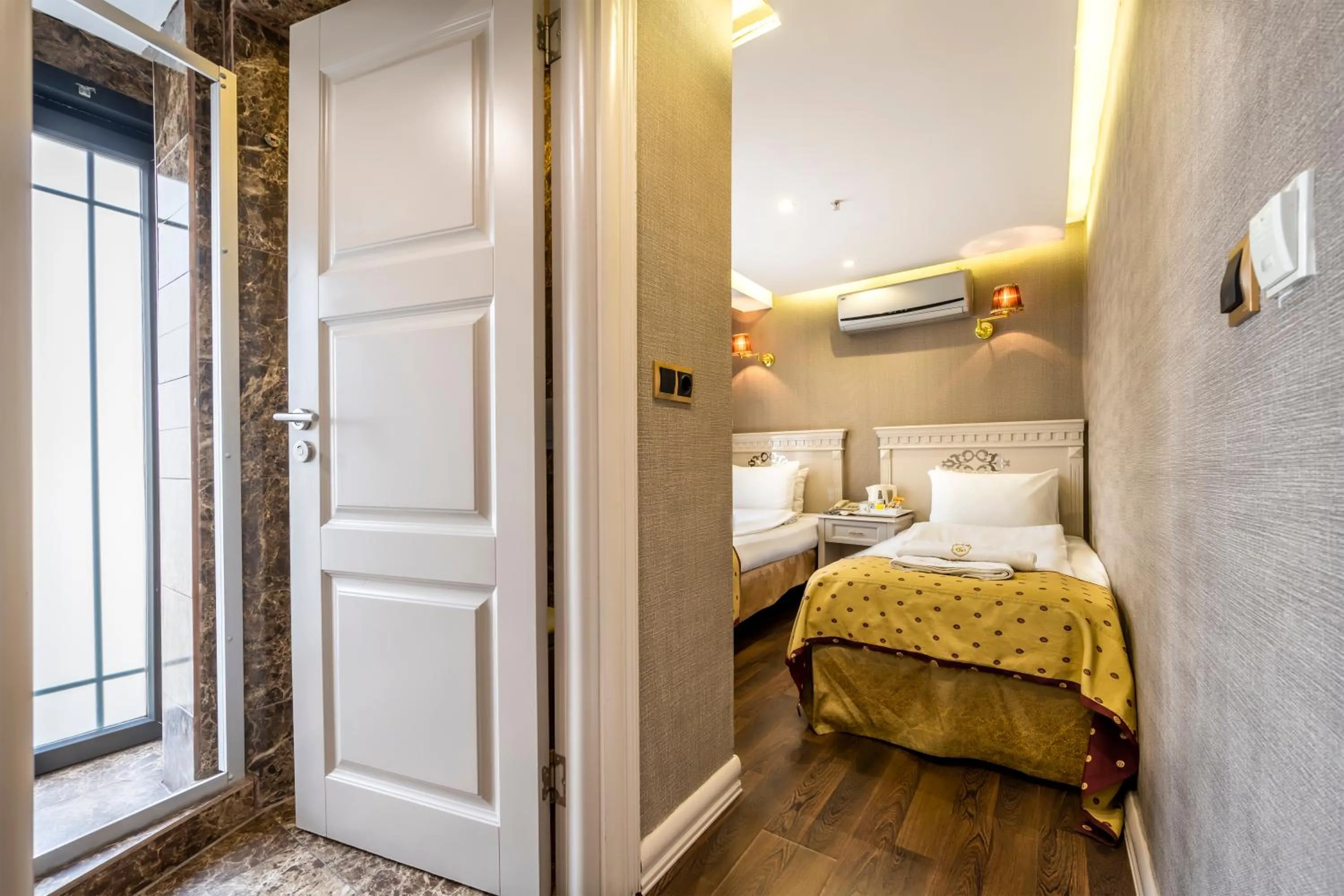 Bed in Golden Gate Hotel Topkapı