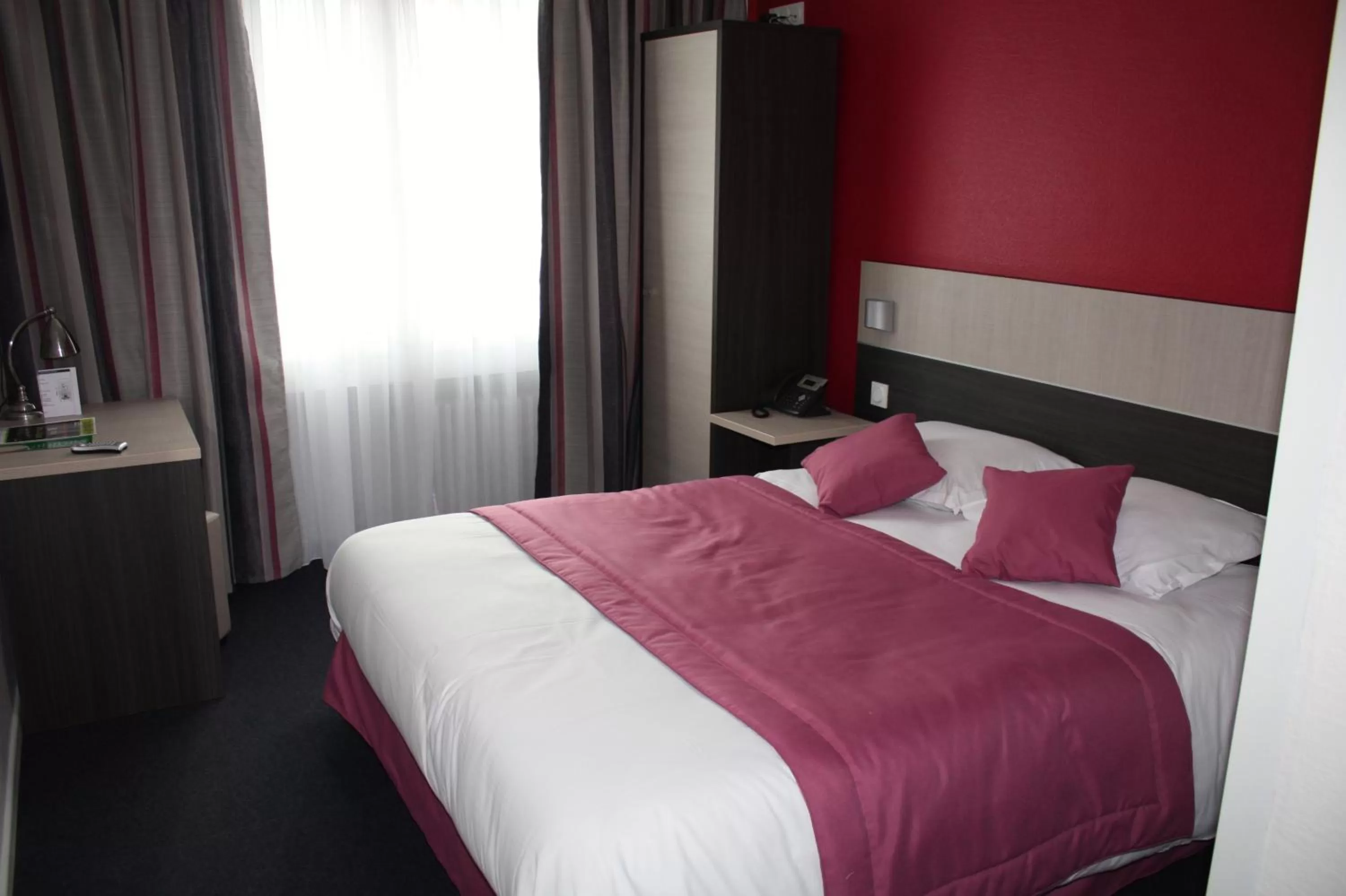 Bed in Logis Hôtel- Restaurant La Renaissance