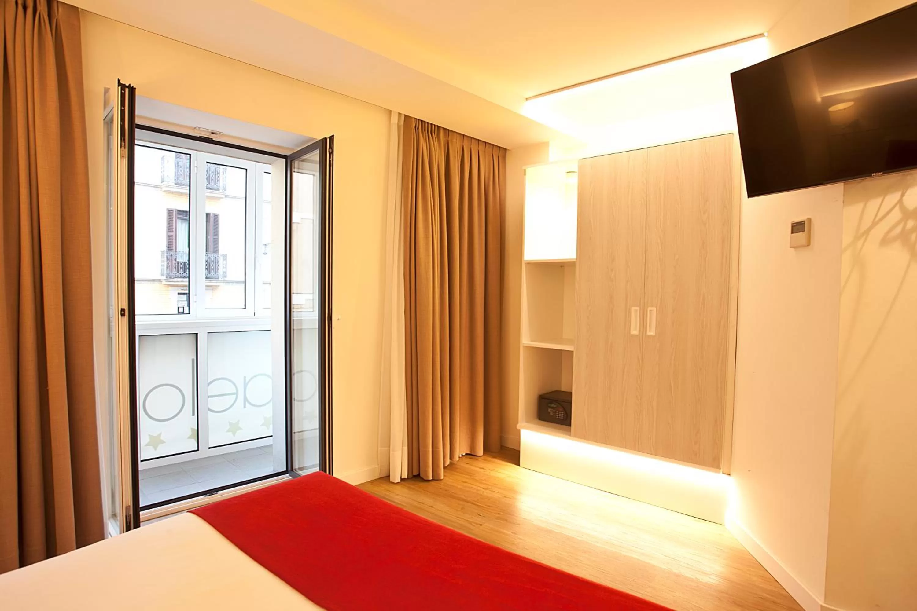 Bed in Hotel Pompaelo Plaza del Ayuntamiento & Spa