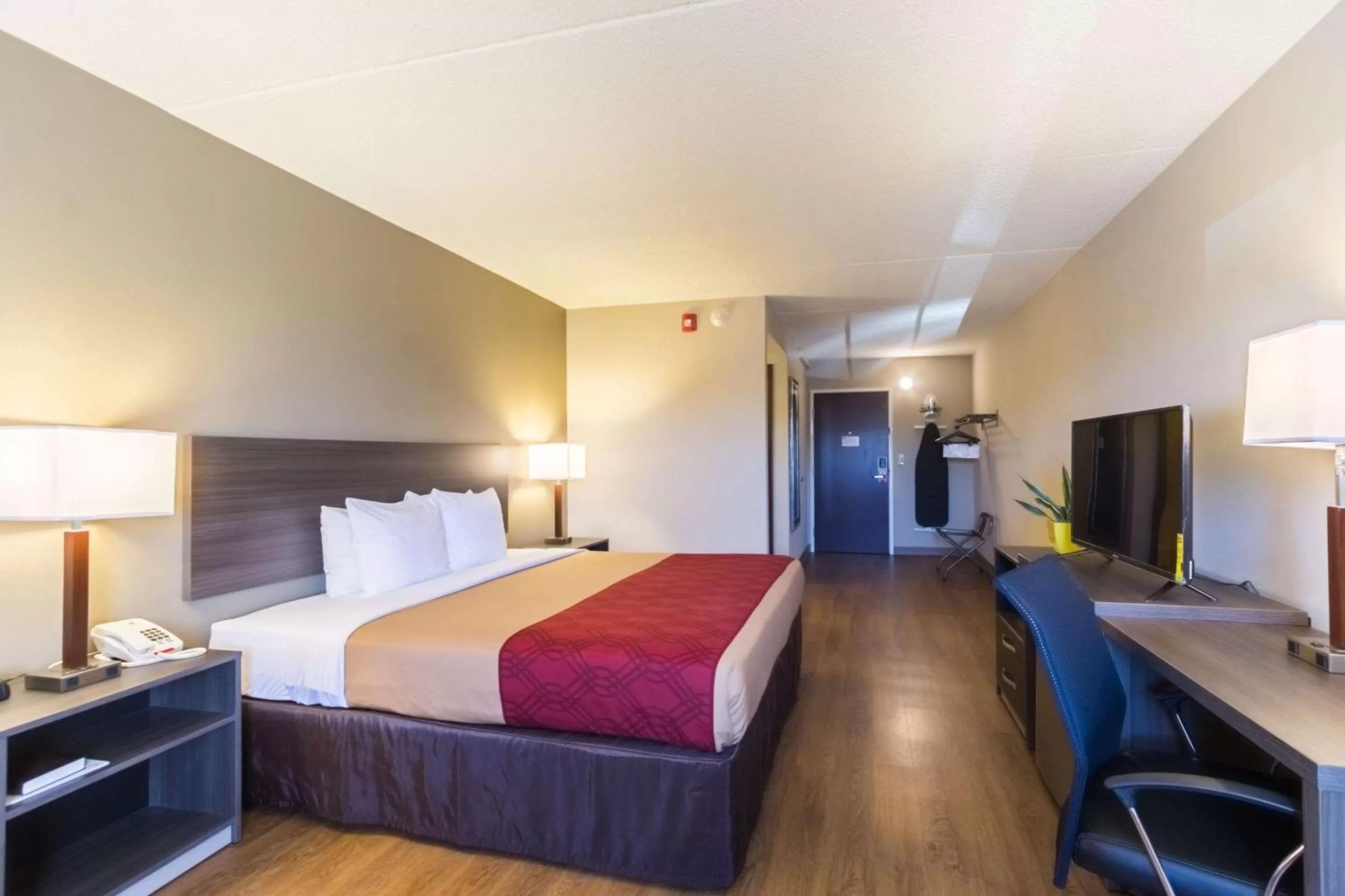 Photo of the whole room, Bed in Econo Lodge Harrisburg - Southwest of Hershey Area