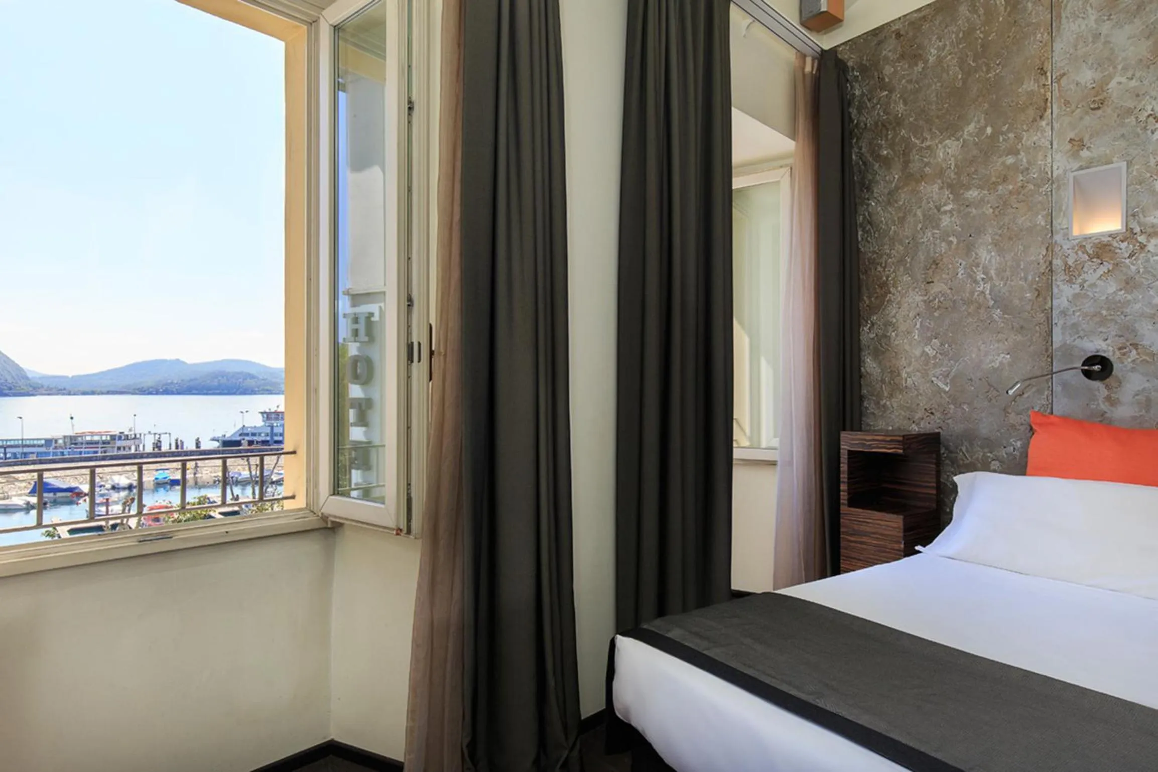 Lake view, Bed in Hotel Ancora
