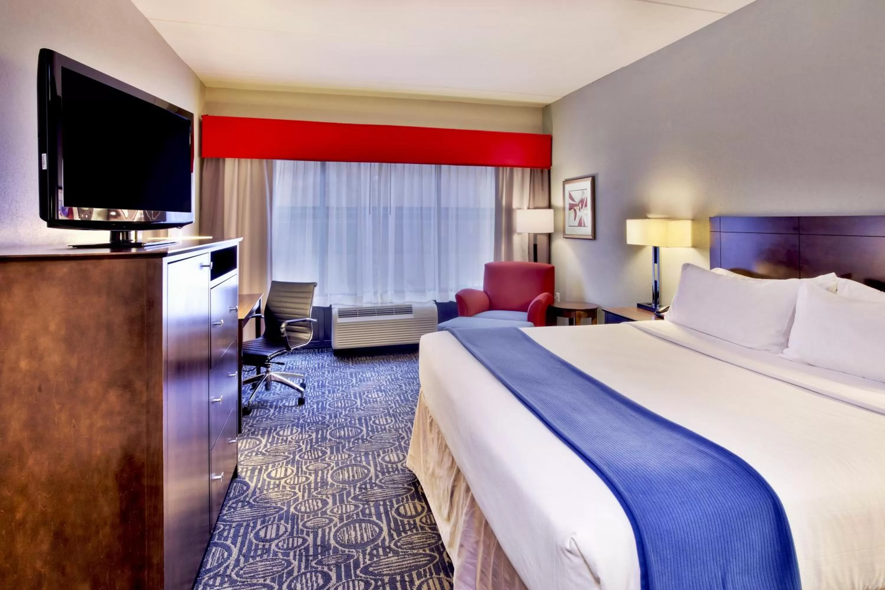 Photo of the whole room, Bed in Holiday Inn Express & Suites Oak Ridge by IHG