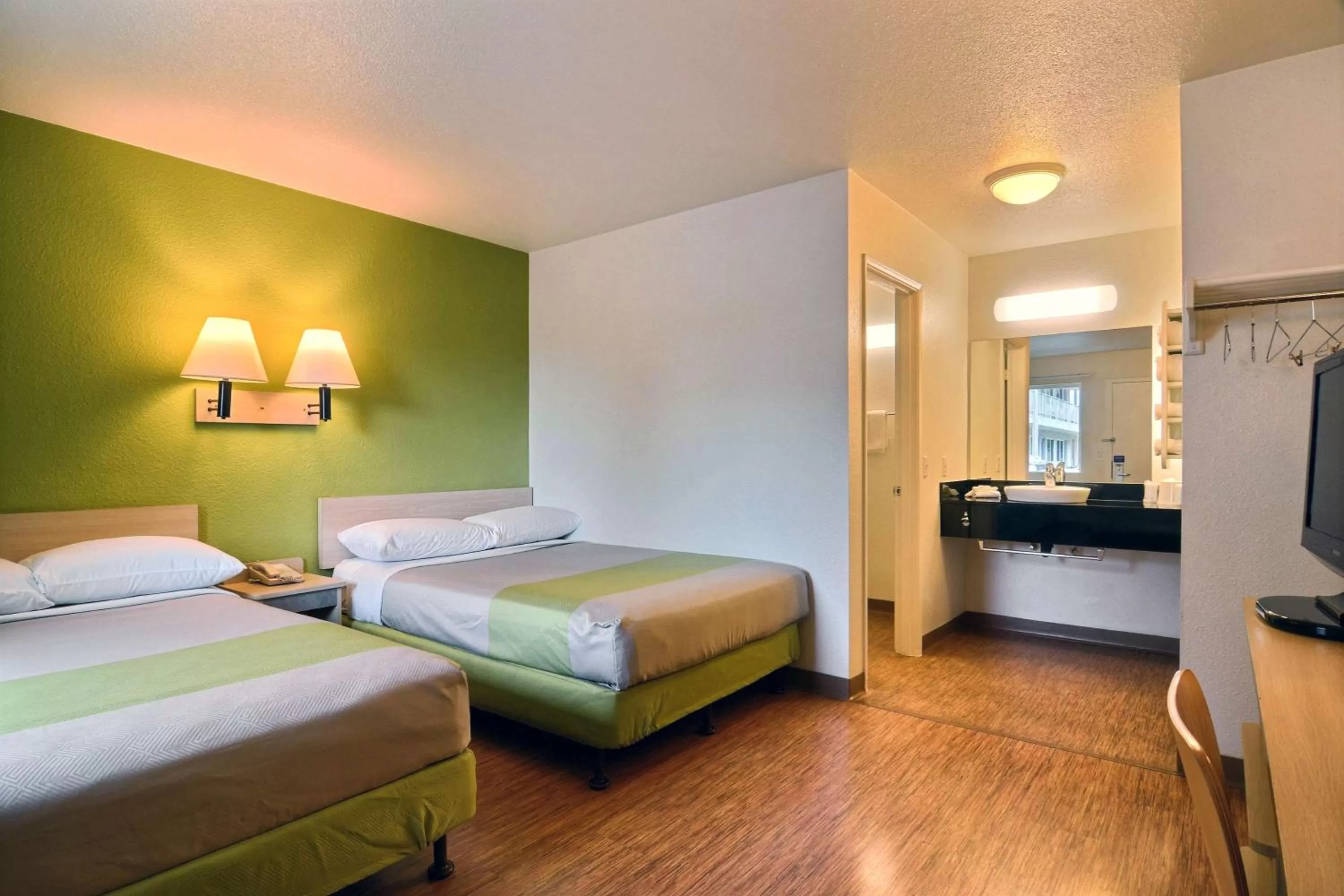 TV and multimedia, Bed in Motel 6-Tumwater, WA - Olympia