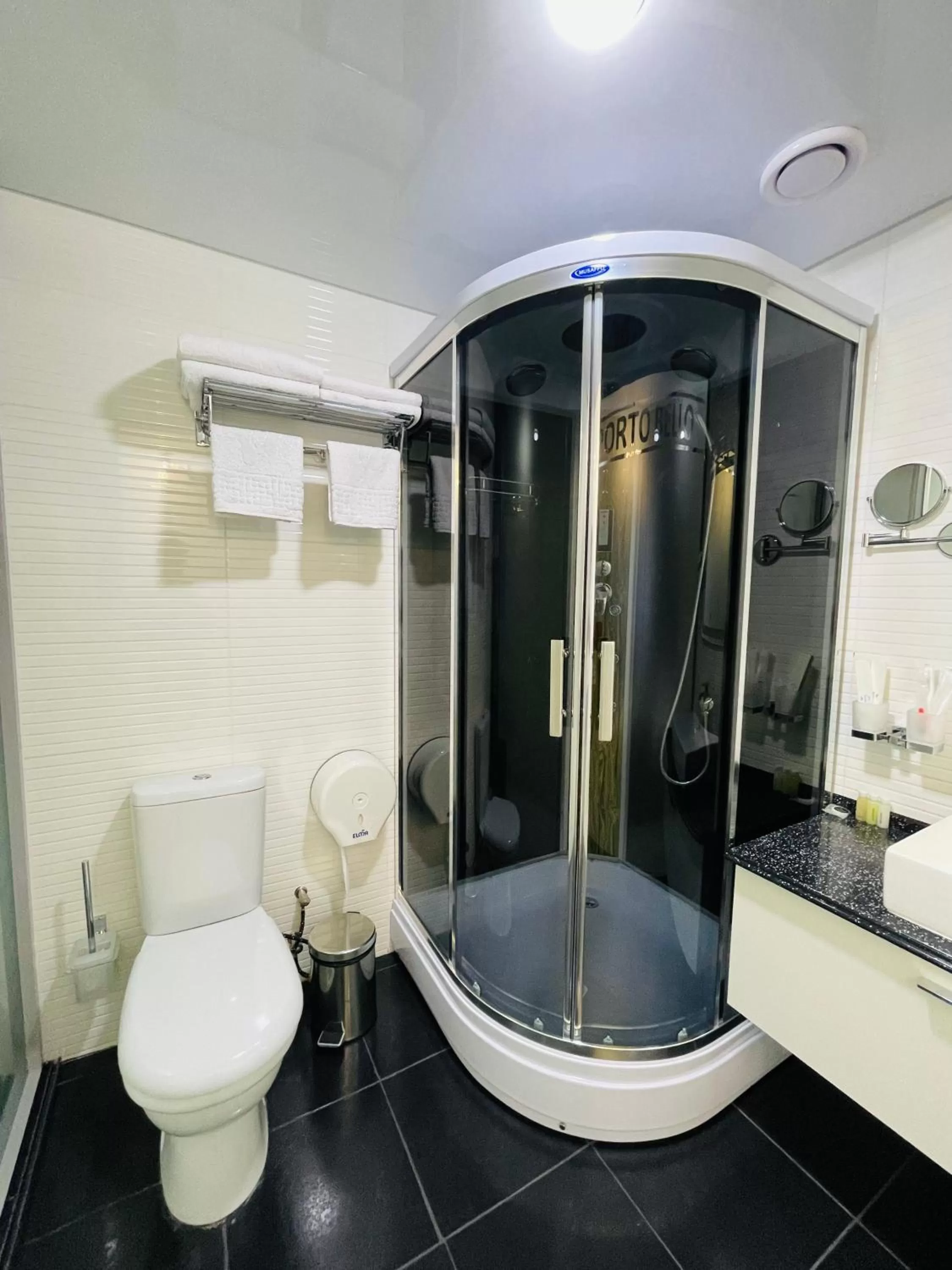 Bathroom in Porto Bello Hotel