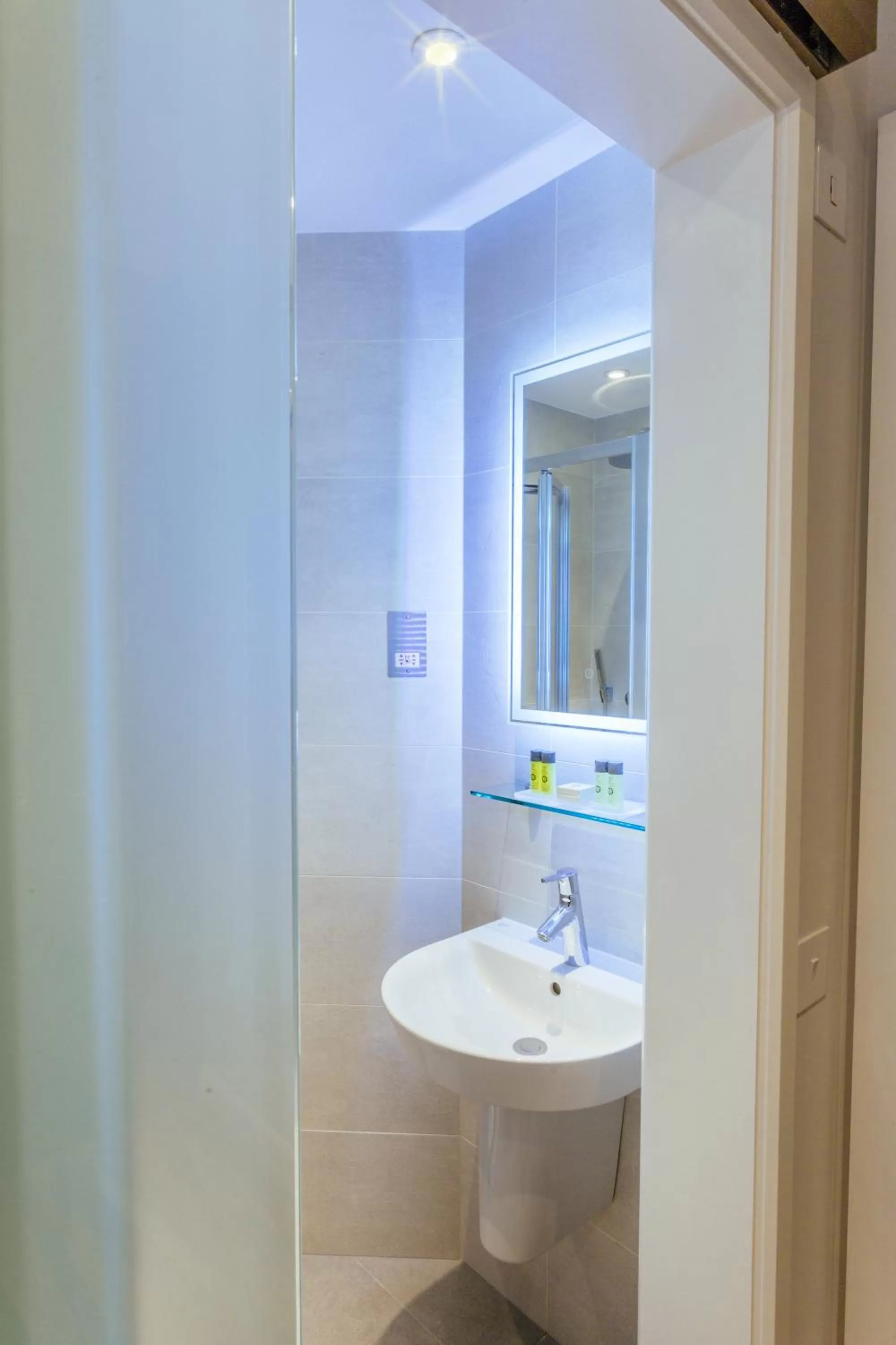 Bathroom in Oliver Plaza Hotel