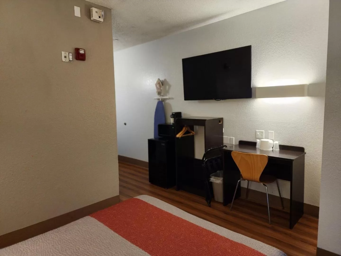 TV and multimedia, Bed in Motel 6-Biloxi, MS - Beach