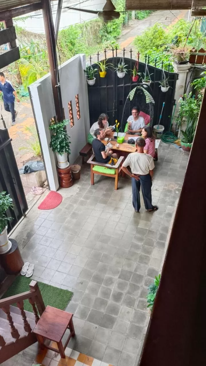 People in Maison Model d'Angkor