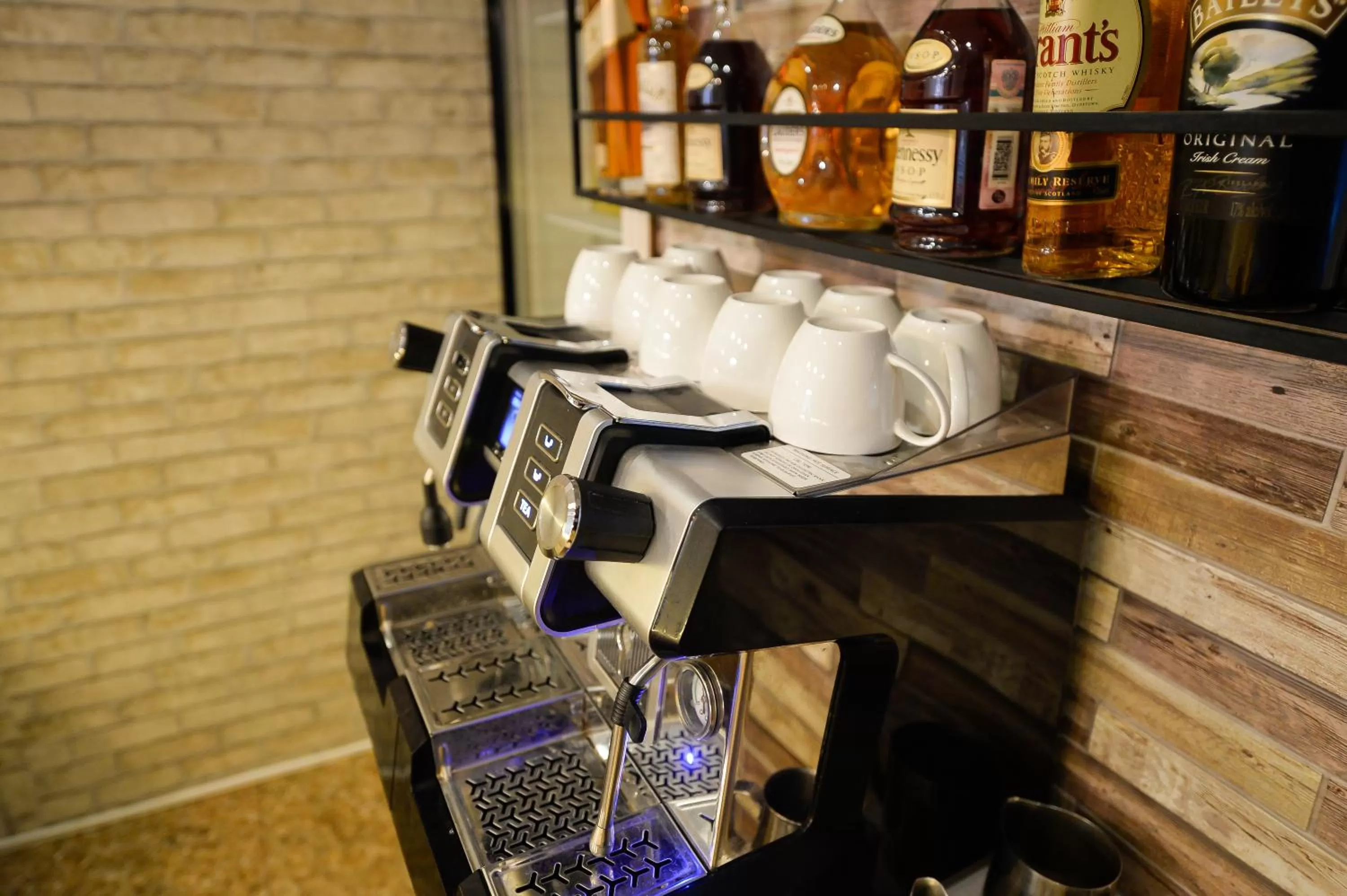 Restaurant/places to eat in Aura Boutique Hotel