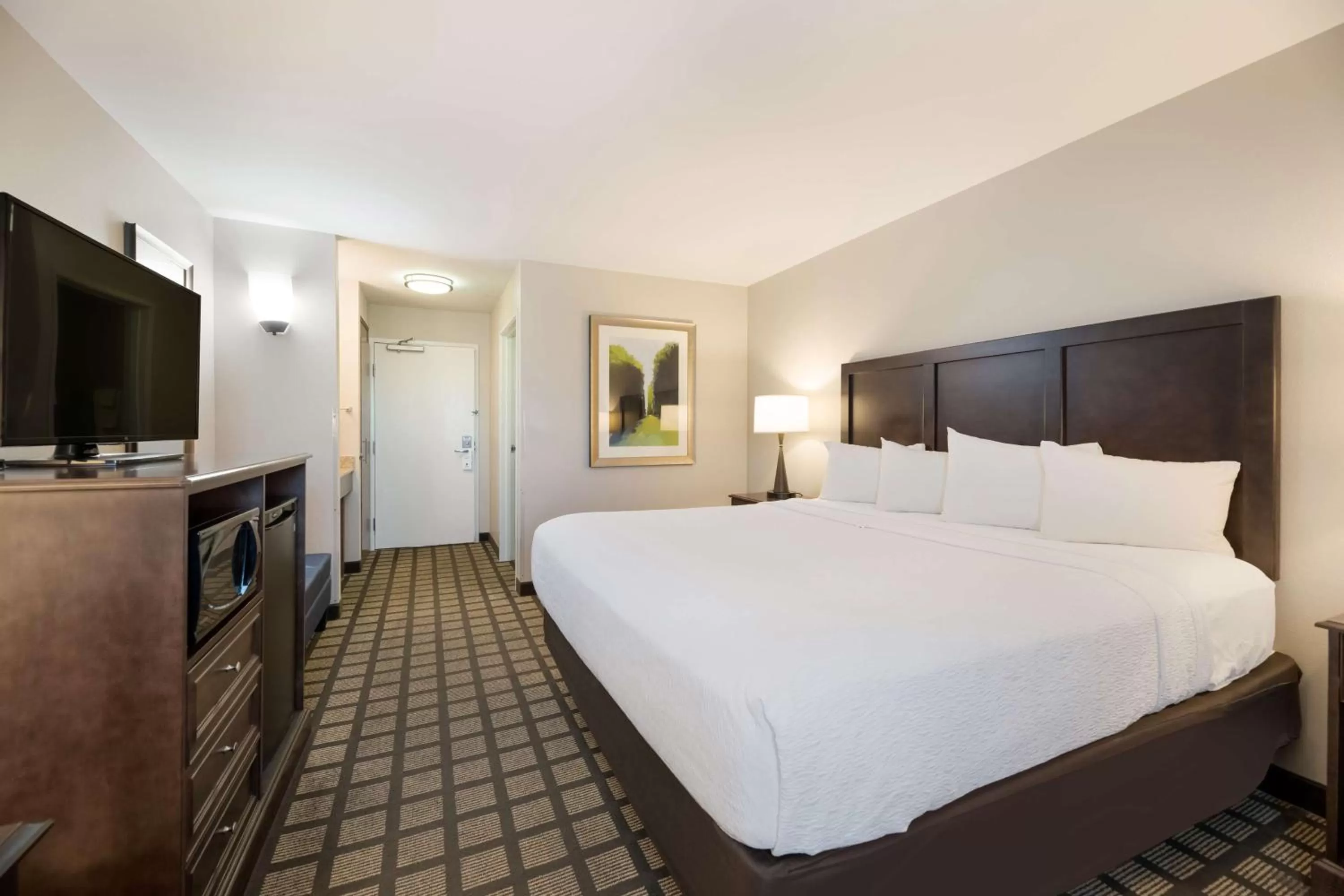 King Room with Mobility Accessible Tub in Best Western North Bryant Inn