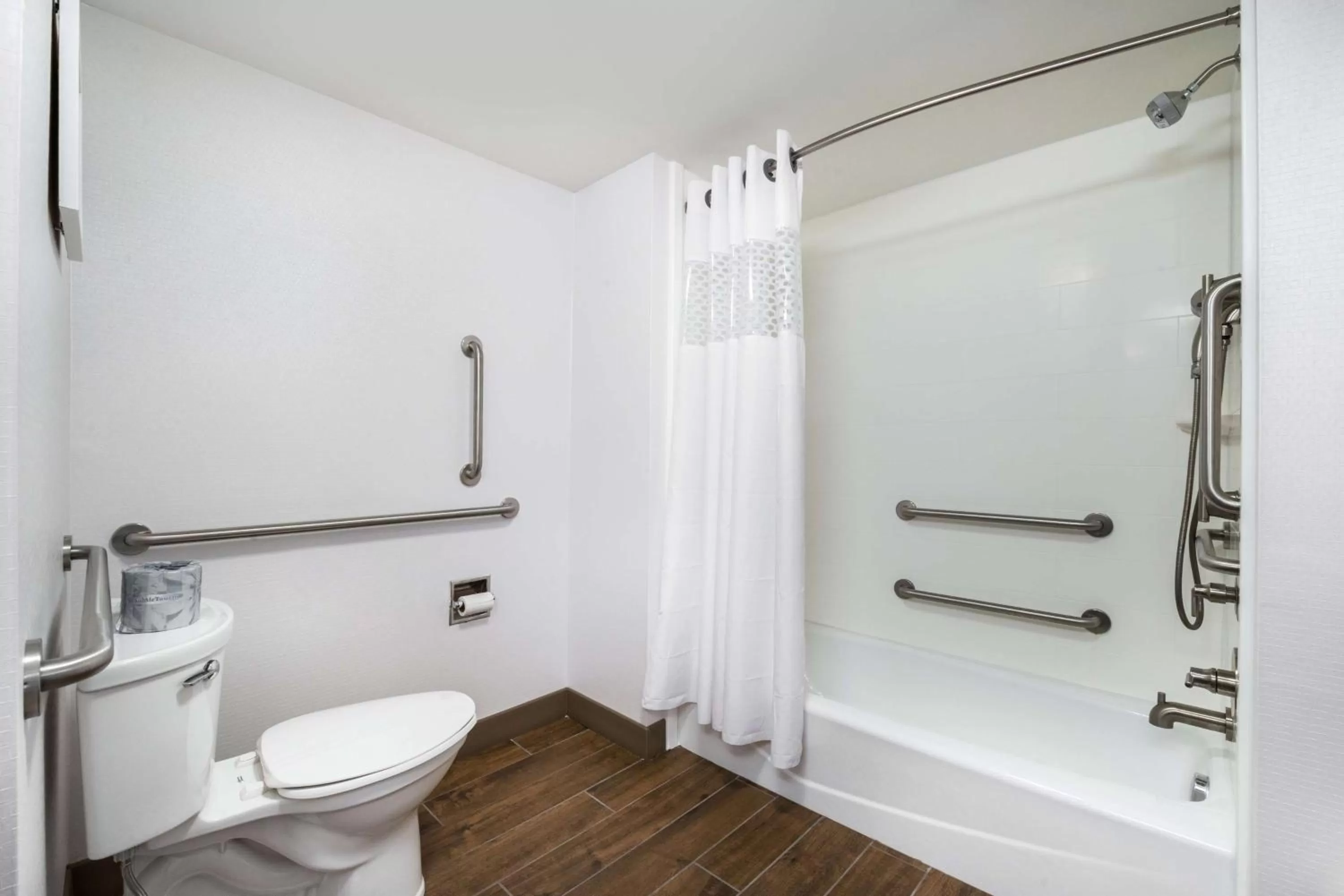 Bathroom in Hampton Inn & Suites Wixom/Novi/Detroit, Mi