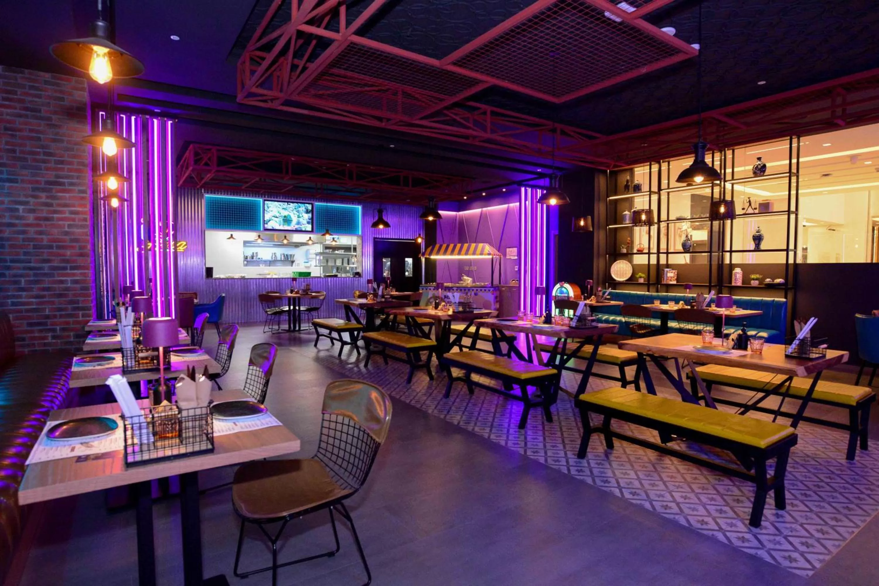 Restaurant/places to eat in Edge Creekside Hotel