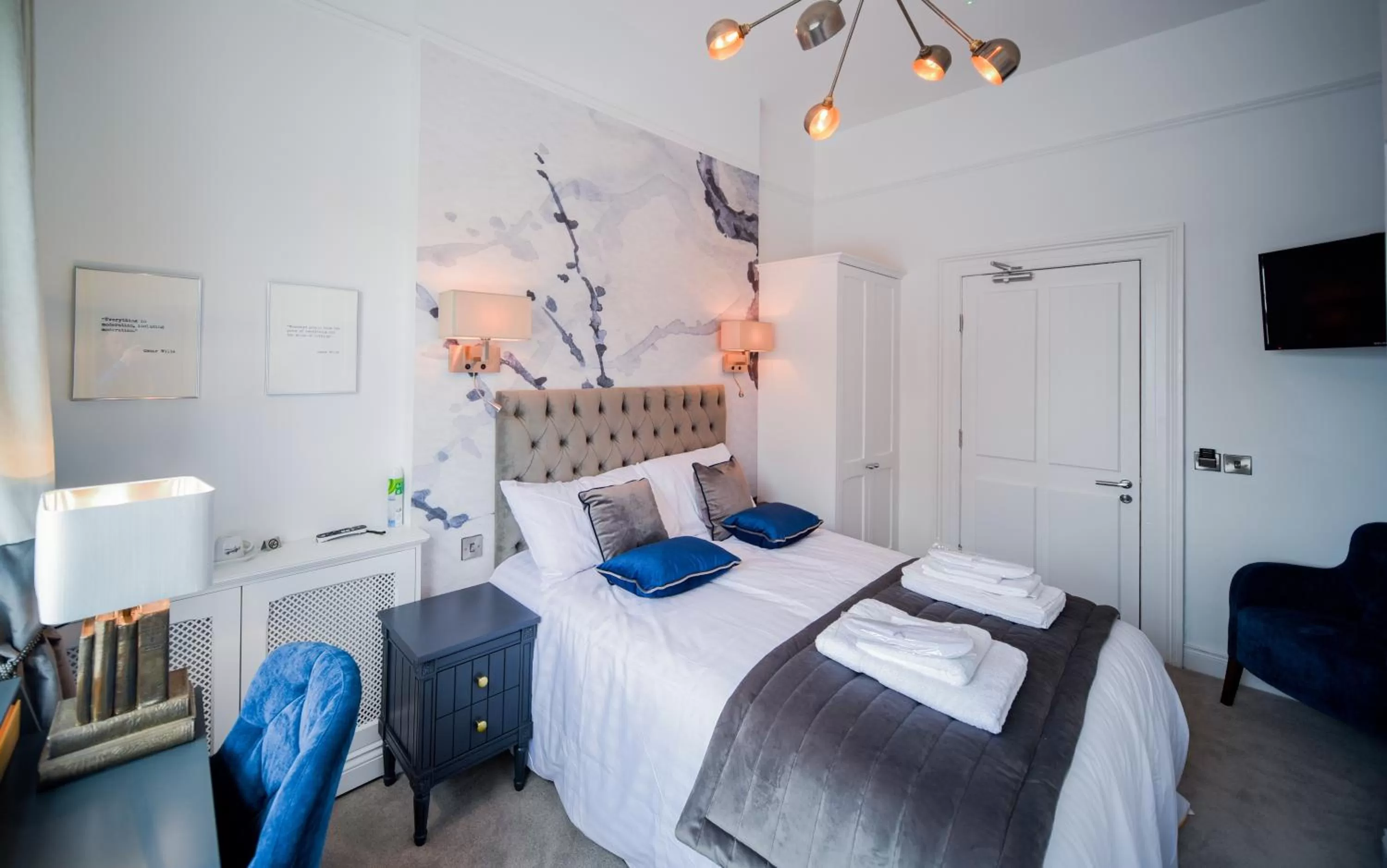 Photo of the whole room, Bed in The Strand Hotel, the former residence of Oscar Wilde