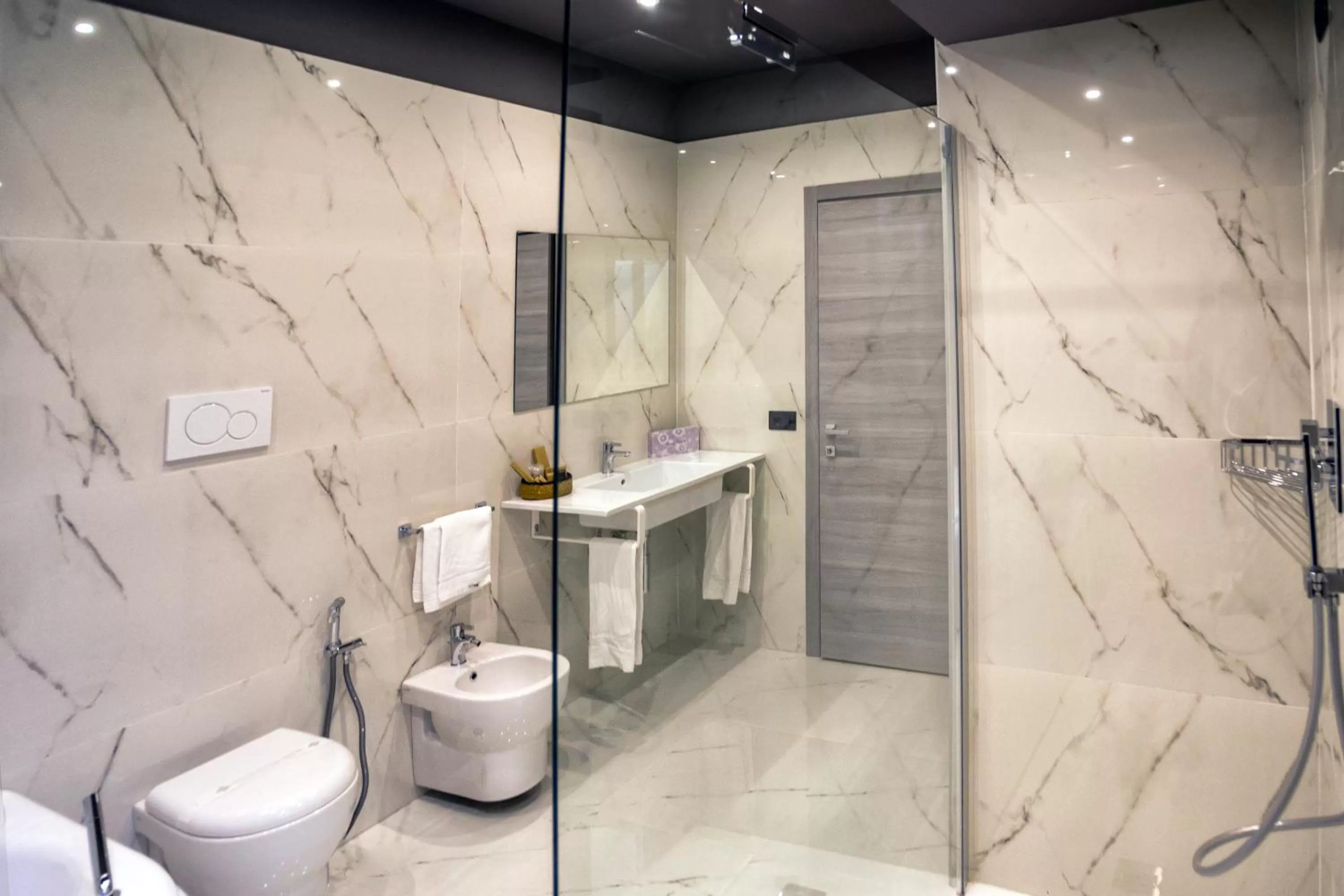 Shower in Hotel Europa Art Caserta