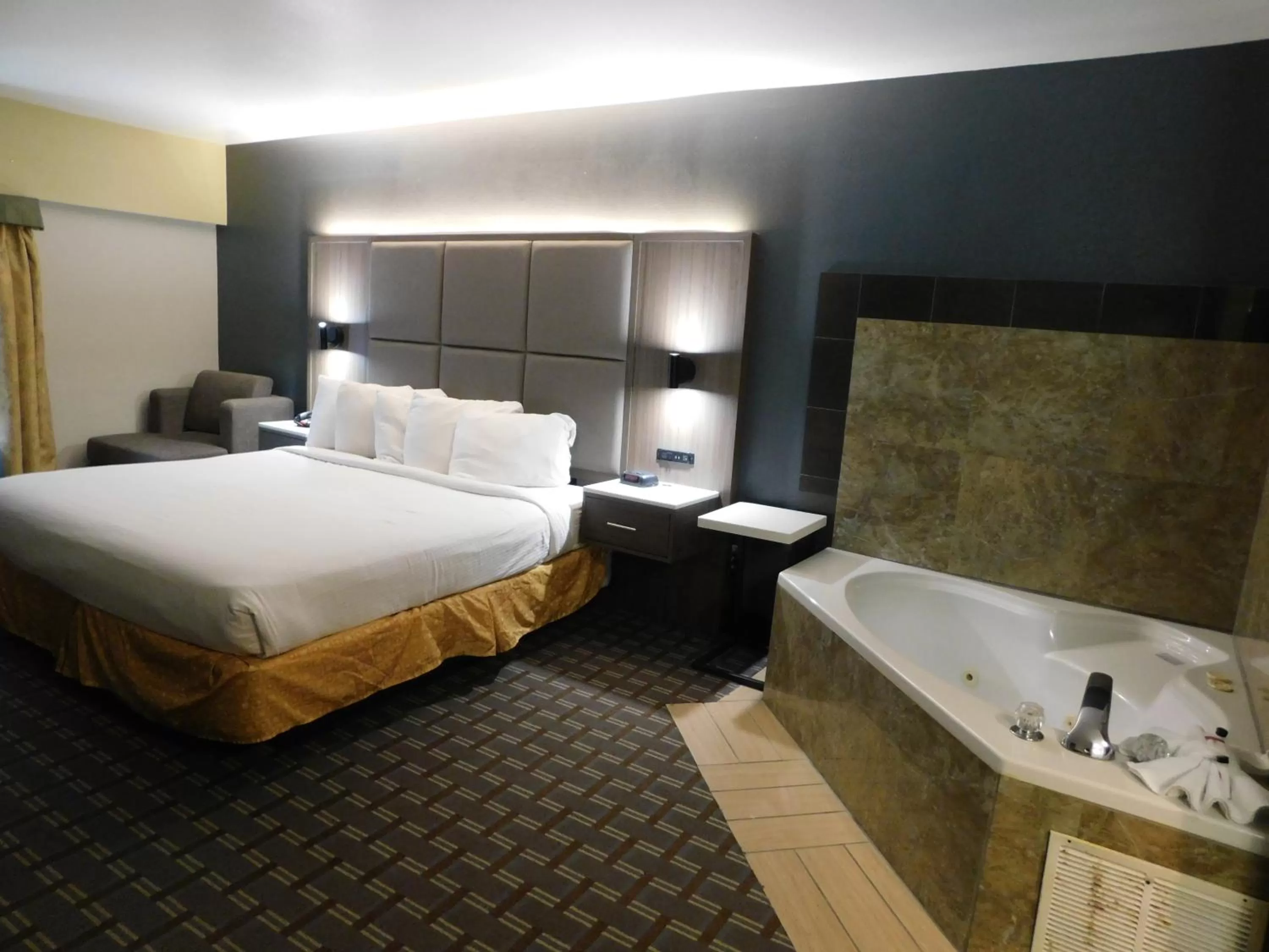 Bed in Days Inn & Suites by Wyndham Downtown Gatlinburg Parkway