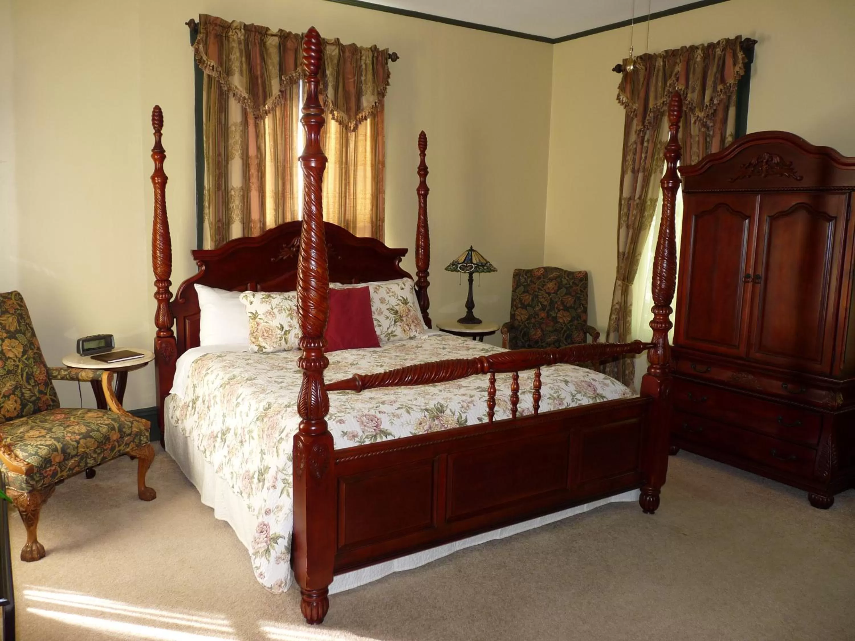 Bed in Hardeman House Bed and Breakfast