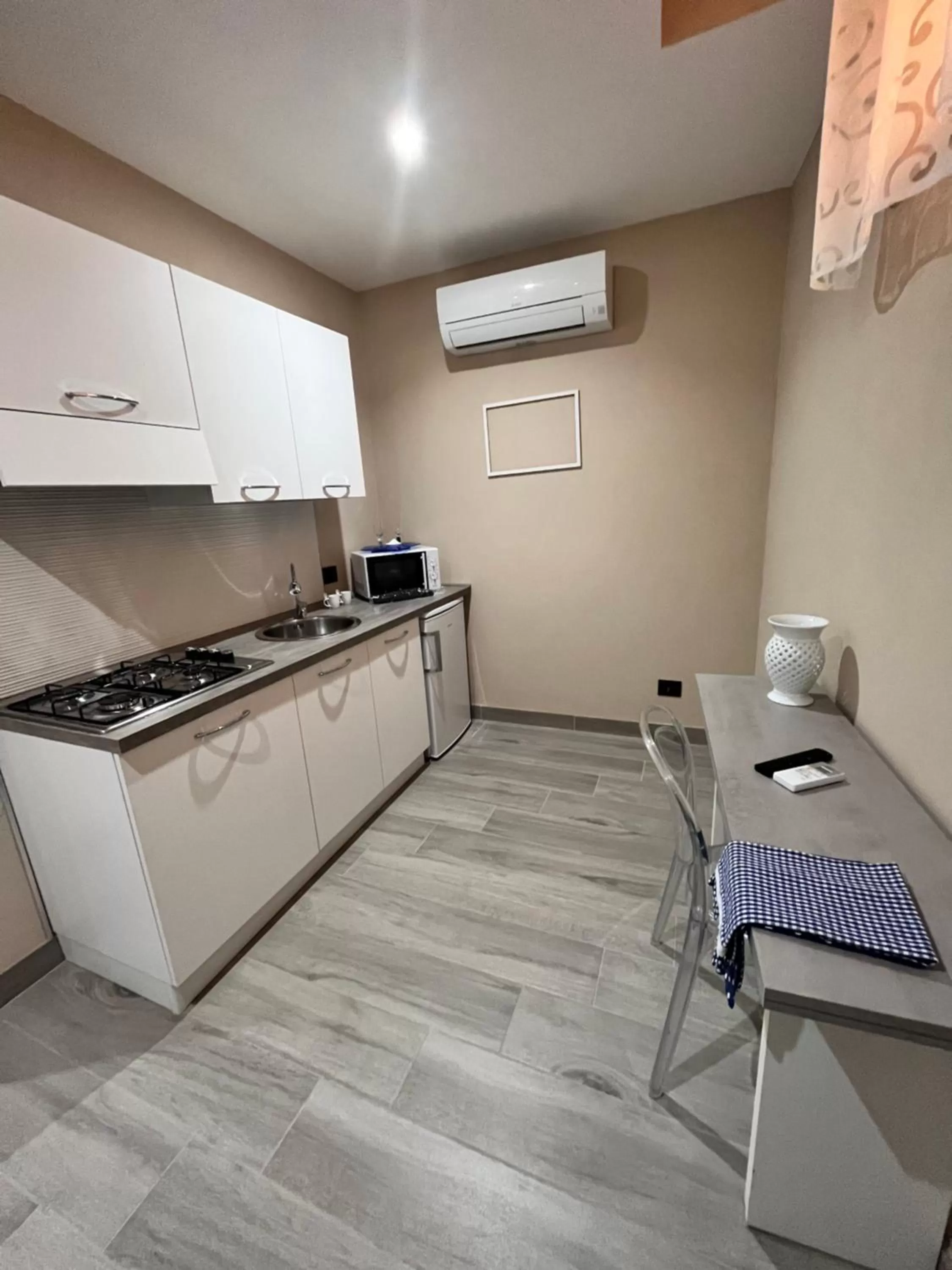 Kitchen/Kitchenette in CB Rooms