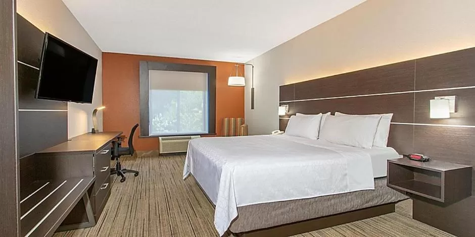 Standard King Room - High Floor in Holiday Inn Express Silver Springs - Ocala by IHG