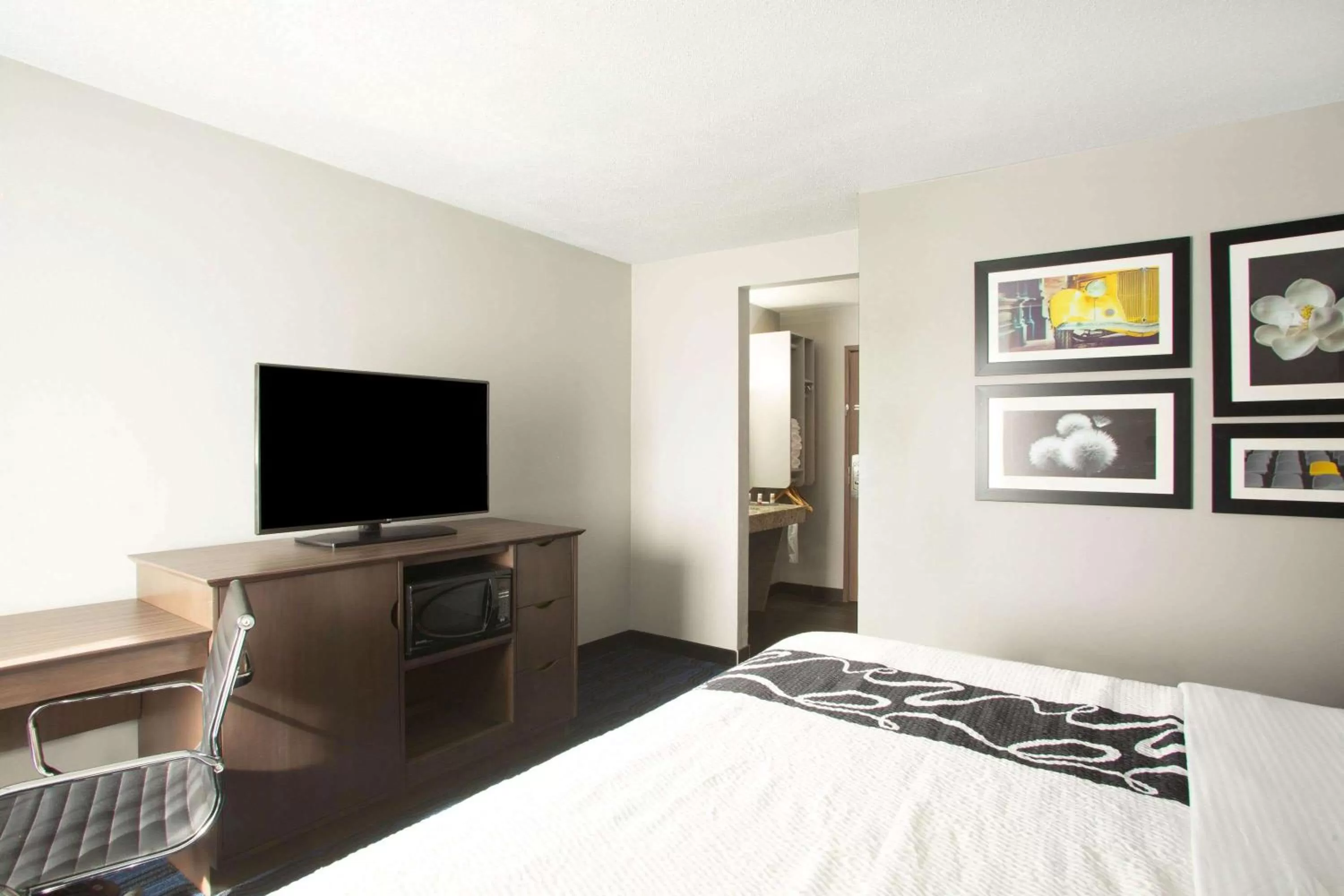 Photo of the whole room, Bed in La Quinta Inn by Wyndham St. Louis Hazelwood - Airport North