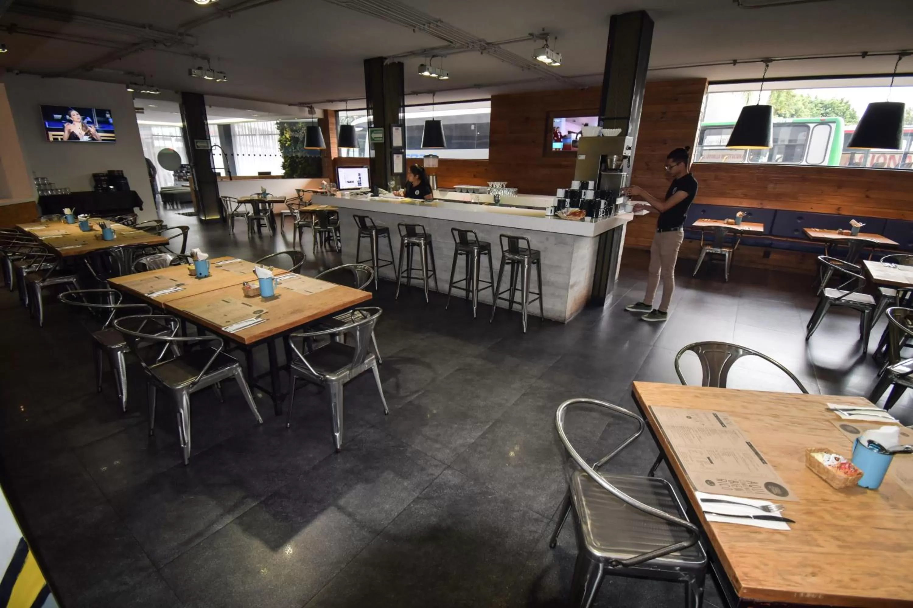 Restaurant/places to eat in Hotel Perla Central