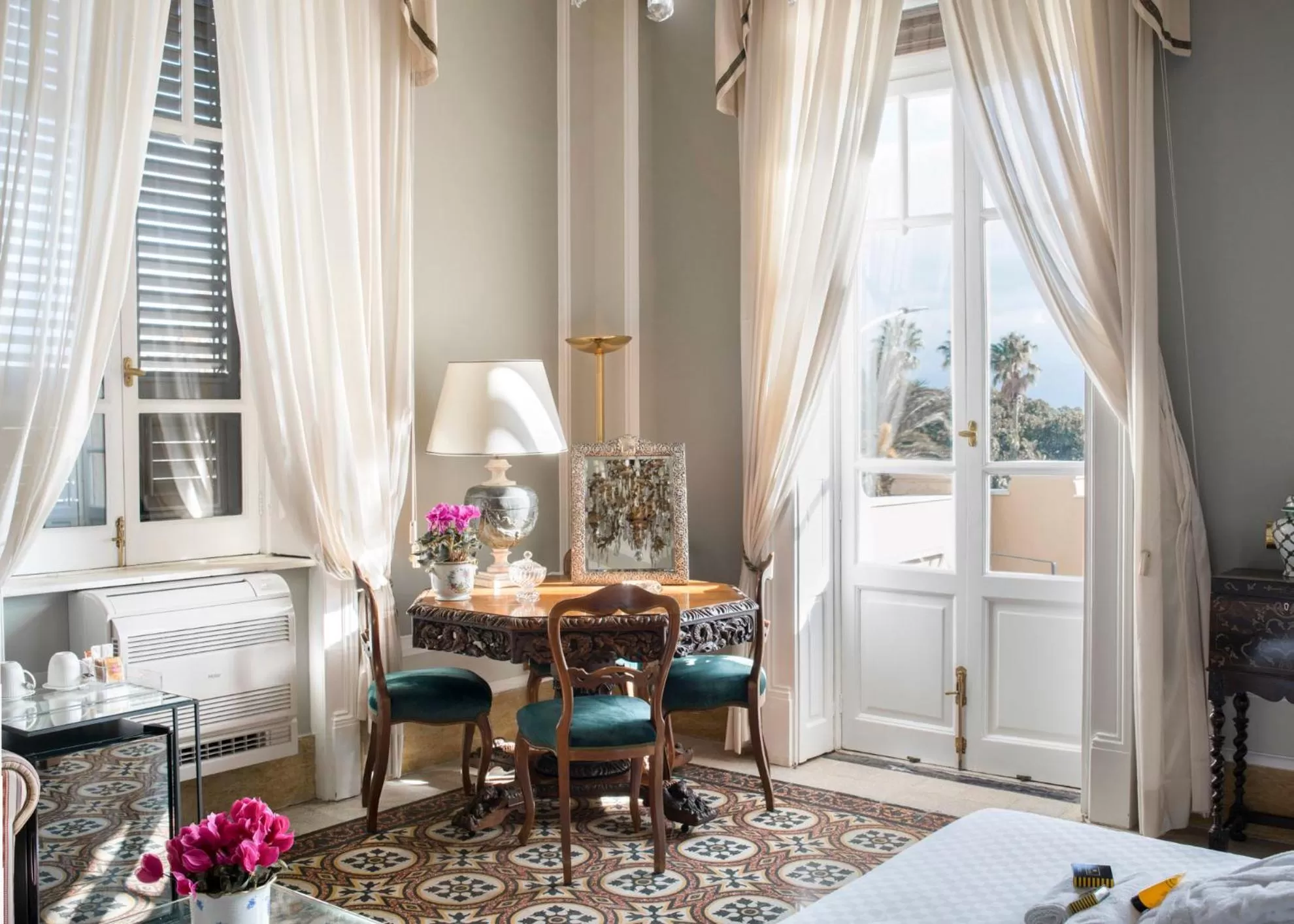 Living room, Bed in Vittoria - house of charme