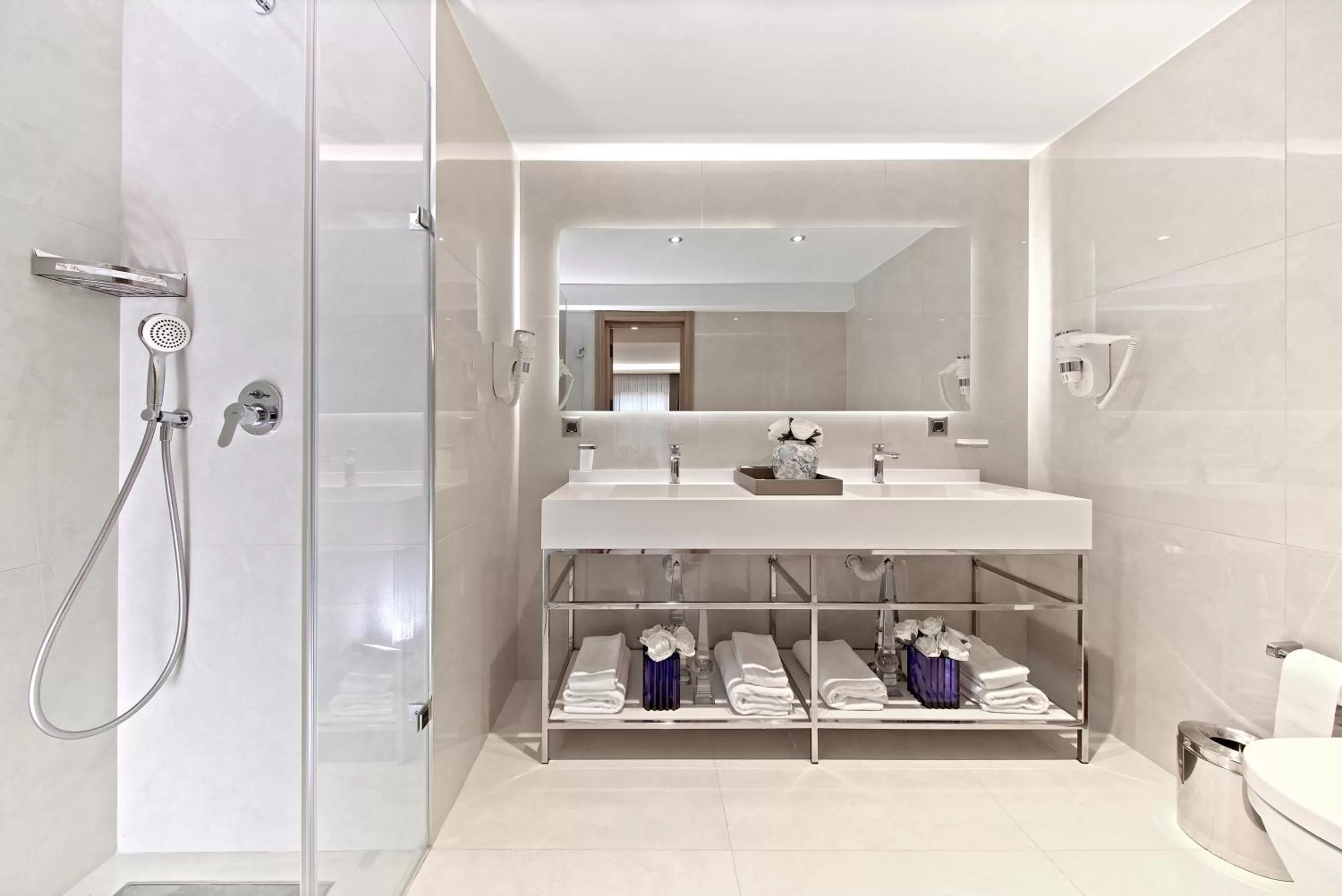 Bathroom in Lady Diana Hotel