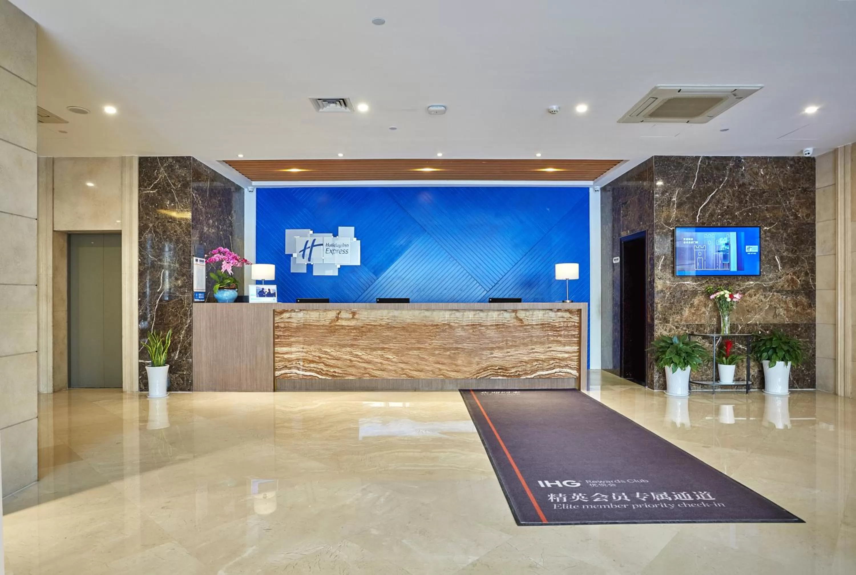 Property building in Holiday Inn Express Nanjing Xuanwu Lake by IHG