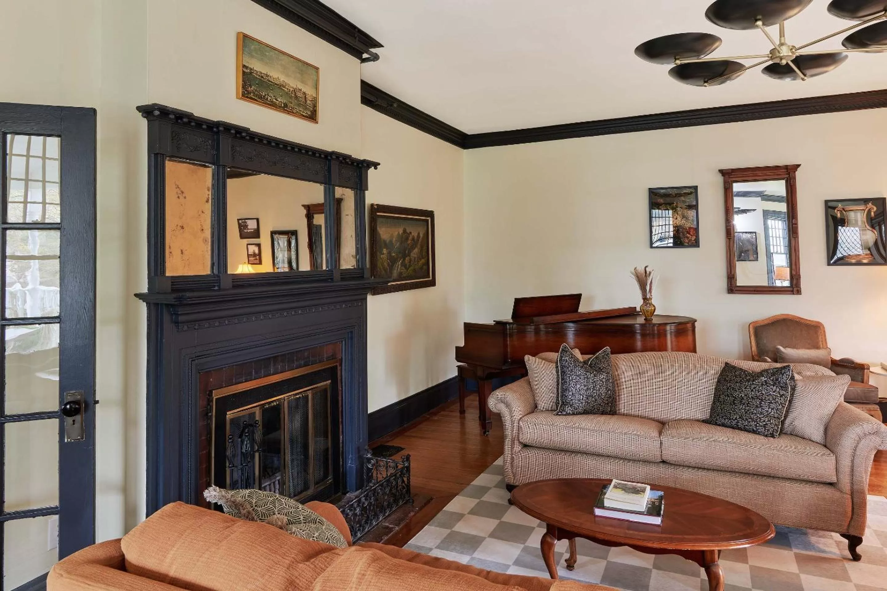 Lounge or bar in The Constance by The Lenox Collection