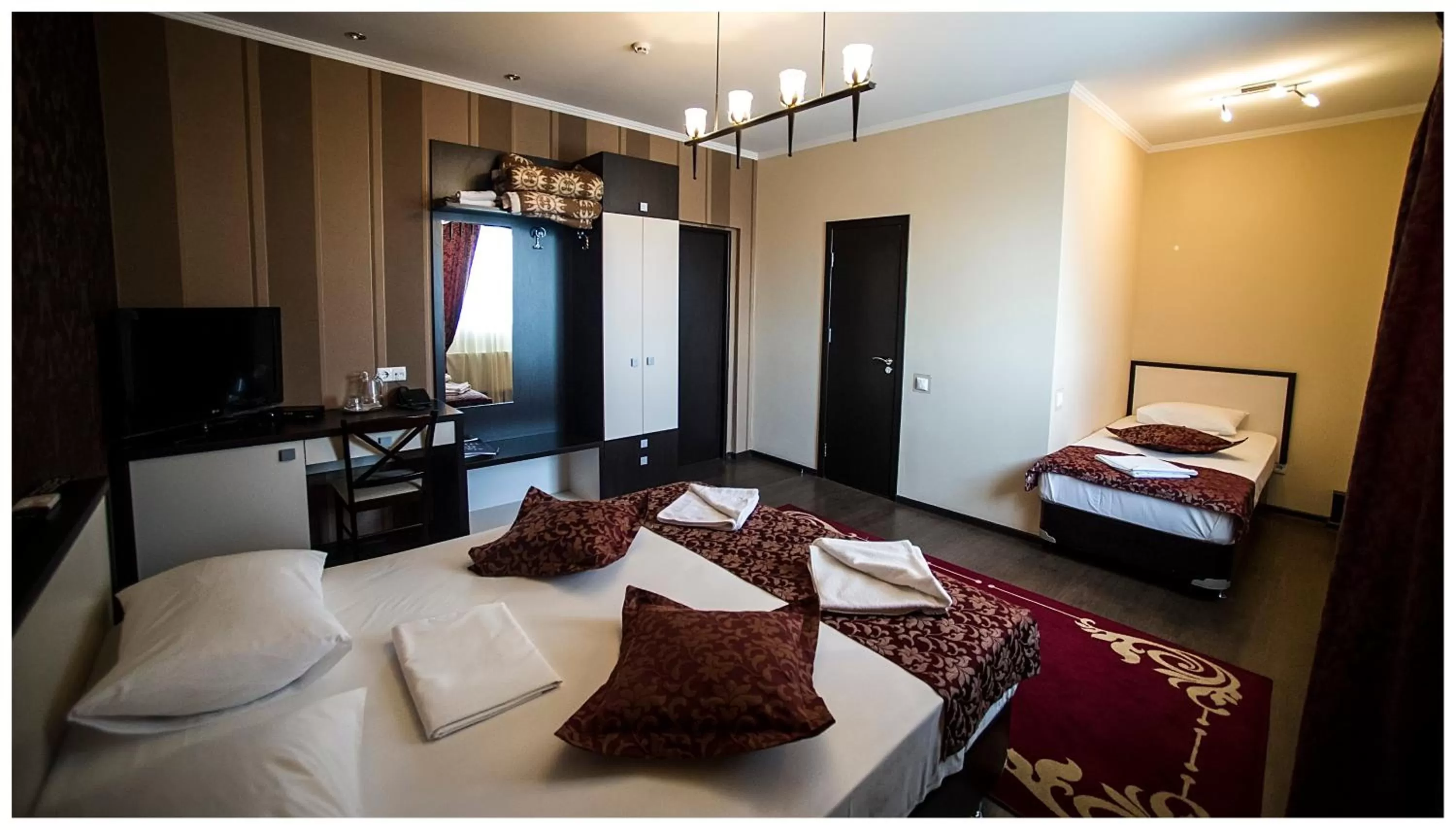 Shower, Bed in IRIS Hotel