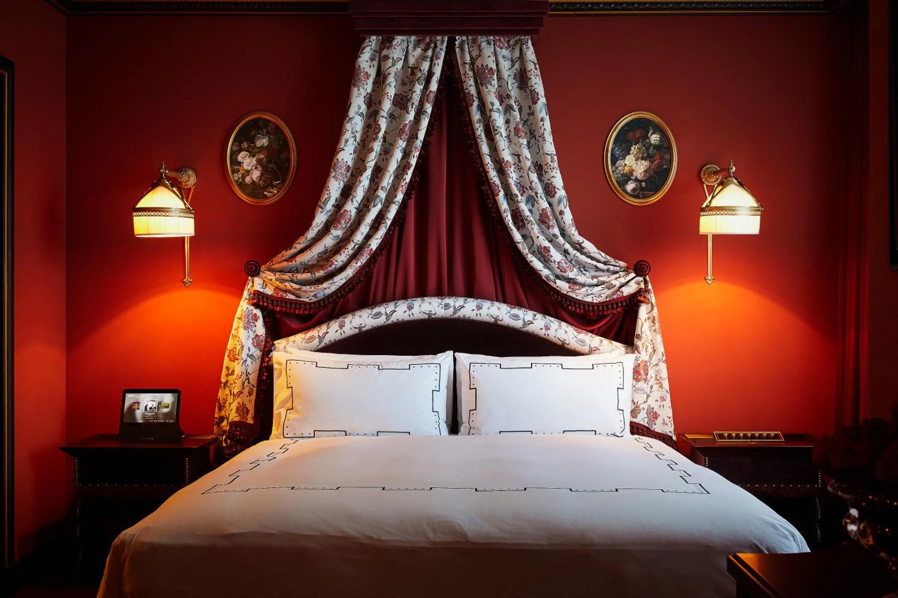 Bed in L'Escape Hotel