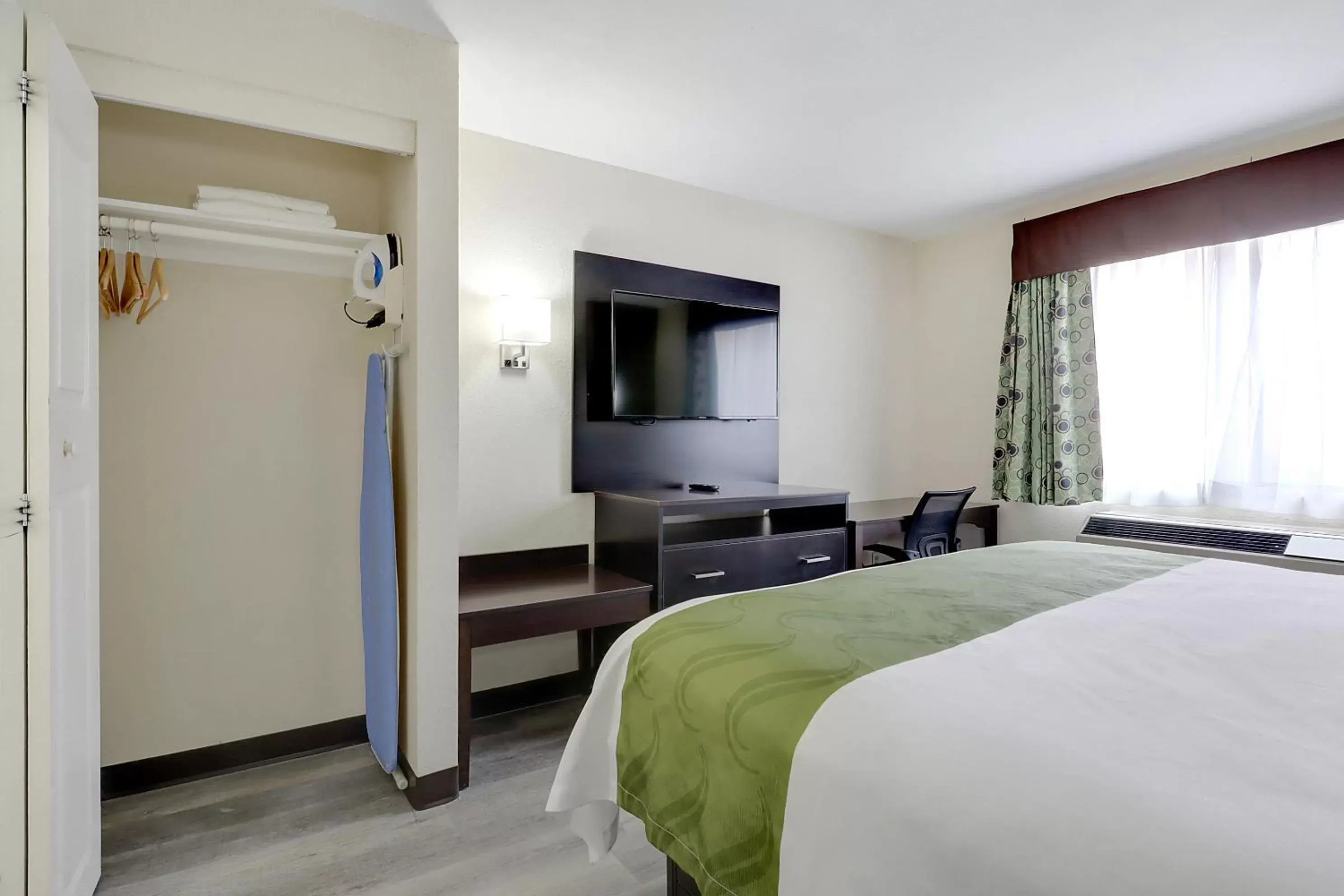 King Suite - Accessible/Smoking in Quality Suites Albuquerque Airport King Suite - Accessible/Smoking in Quality Suites Albuquerque Airport