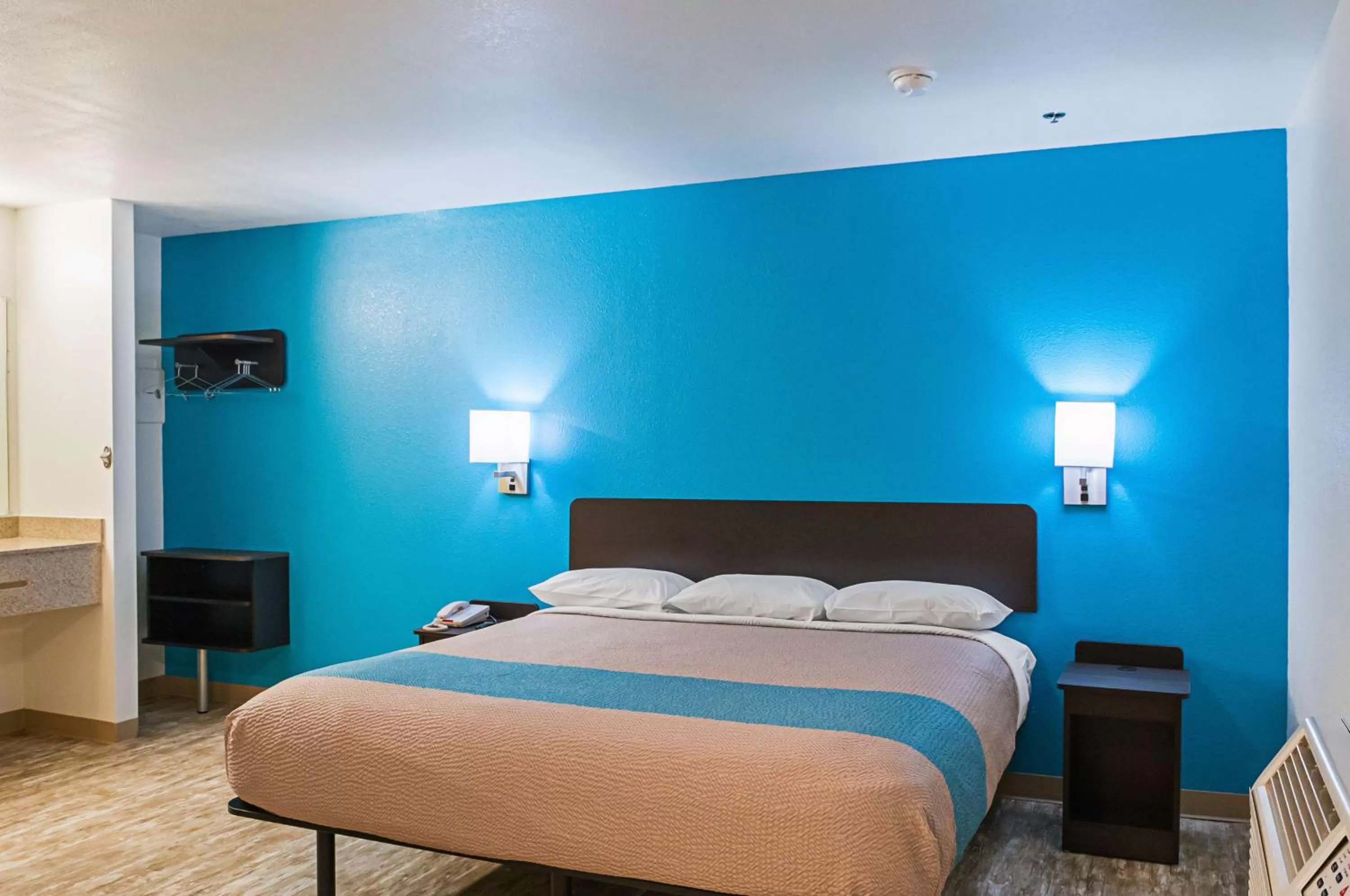 Photo of the whole room, Bed in Motel 6-Bay Saint Louis, MS