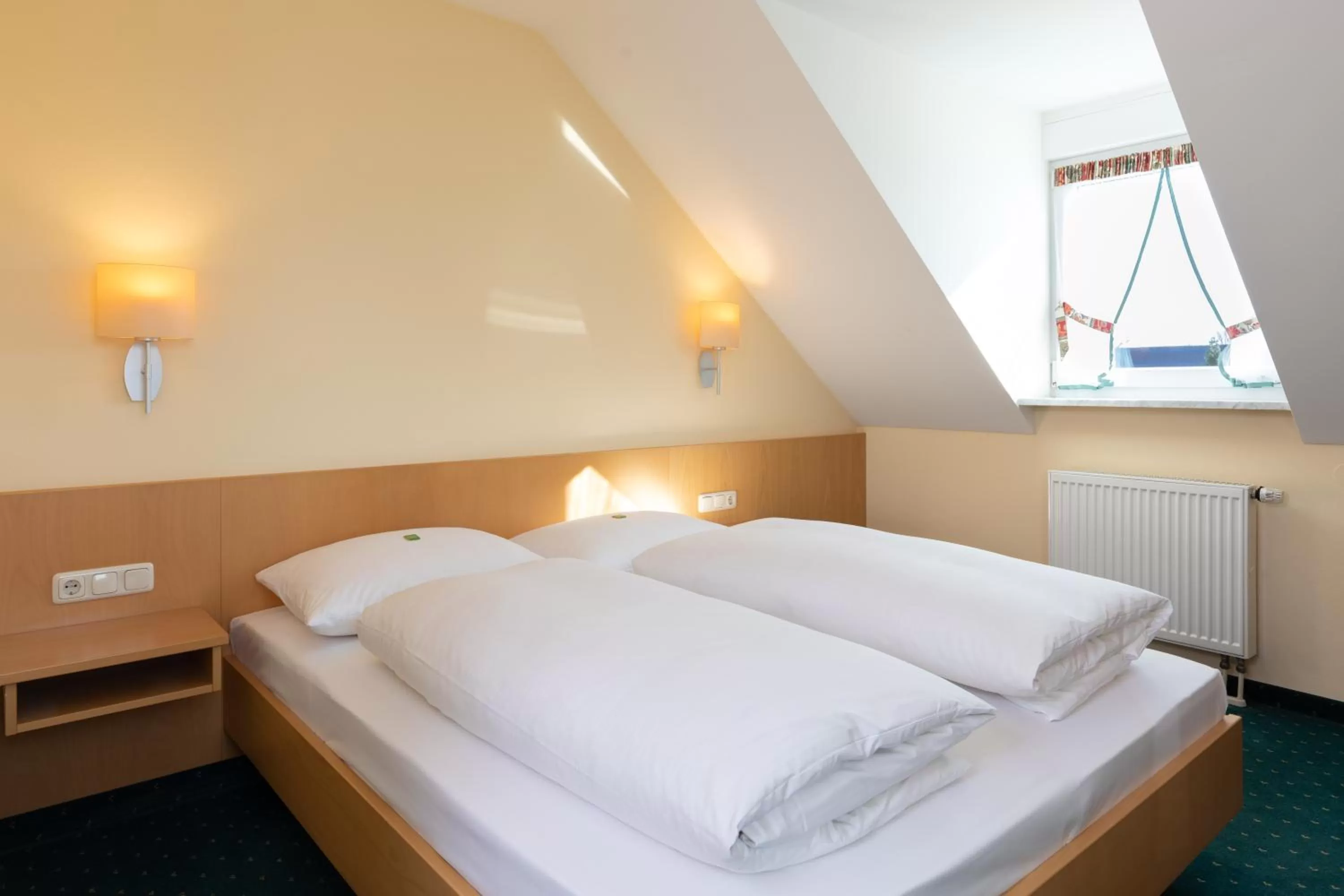 Photo of the whole room, Bed in Landhotel-Restaurant Huberhof Allershausen