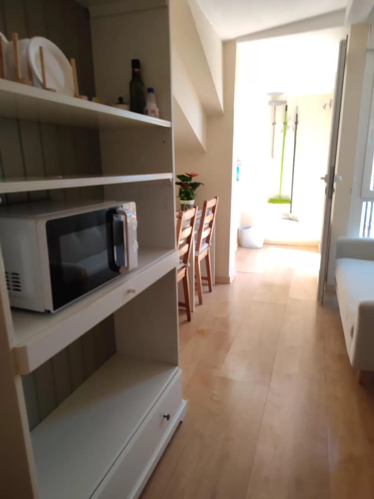 Communal kitchen, TV/Entertainment Center in Rooms San Marcos