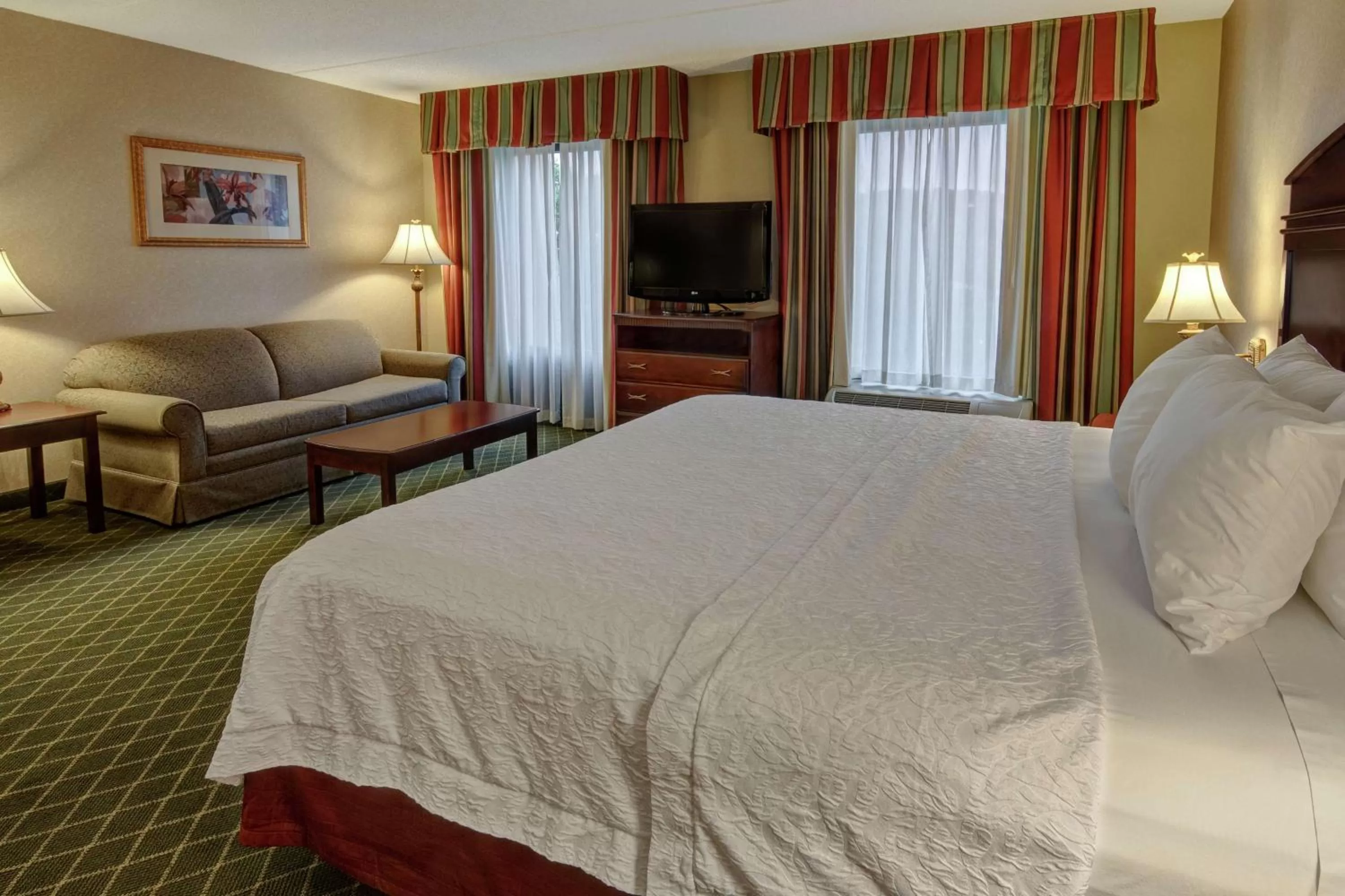 Living room, Bed in Hampton Inn Cambridge