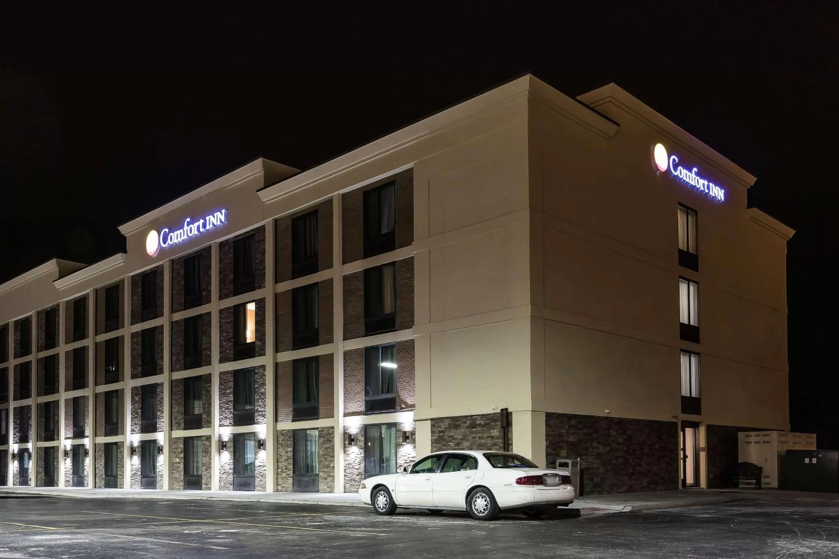 Property building in Comfort Inn Bay City - Riverfront