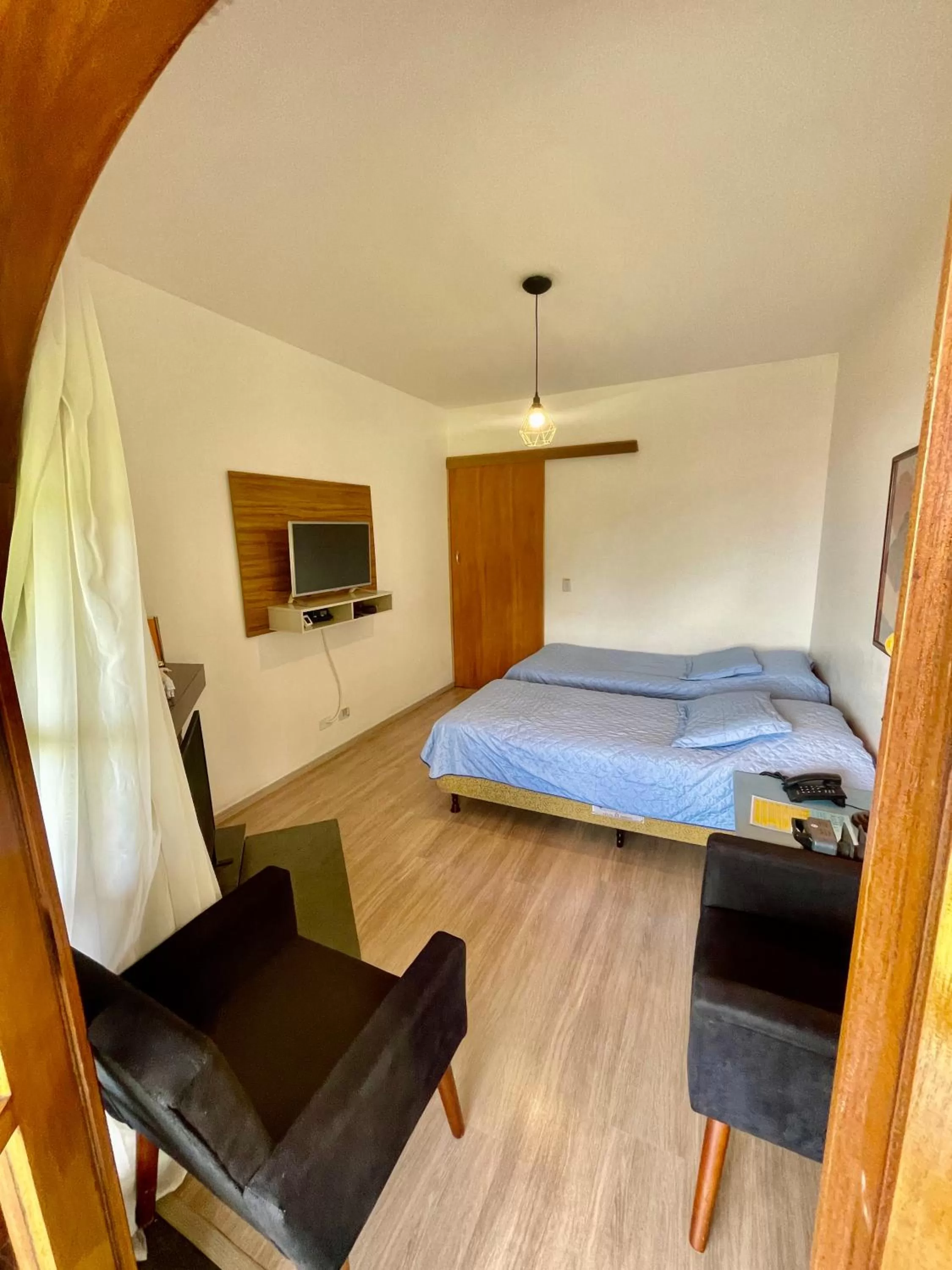 Living room, Bed in MineirINN l Piscina Aquecida e Hidro na Montanha
