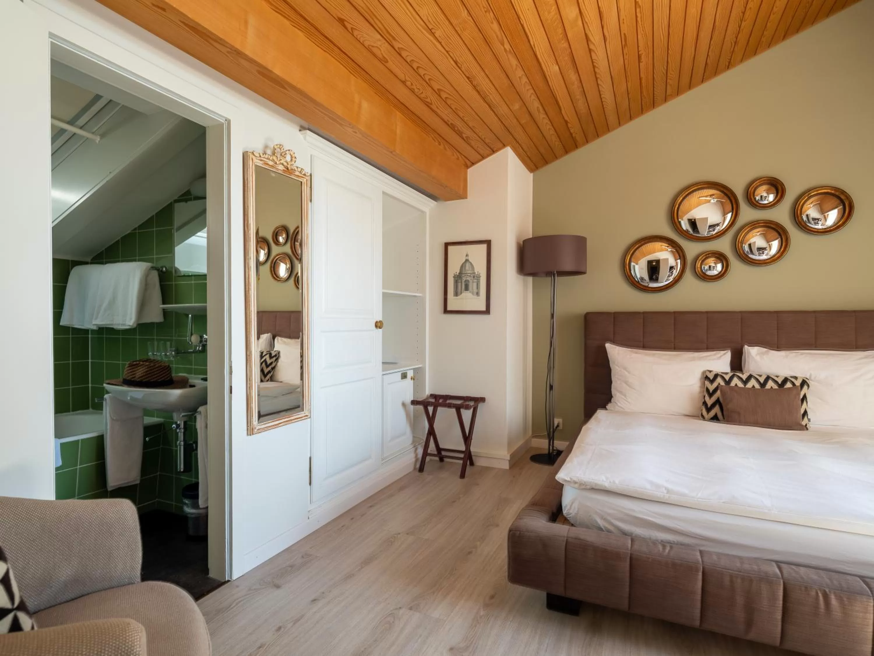 Shower, Bed in Strandhotel Schmerikon