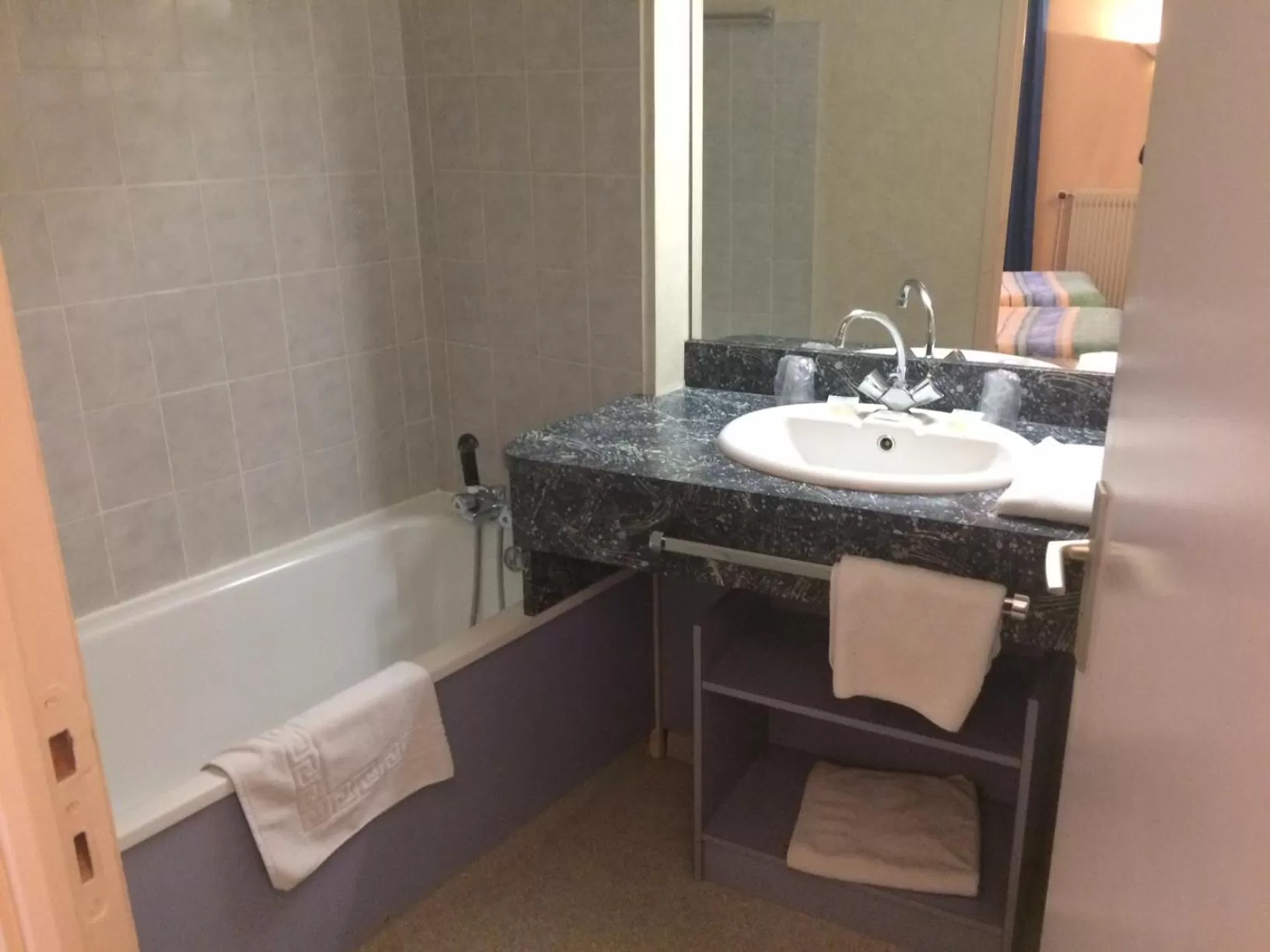 Bathroom in Le CESAR HOTEL