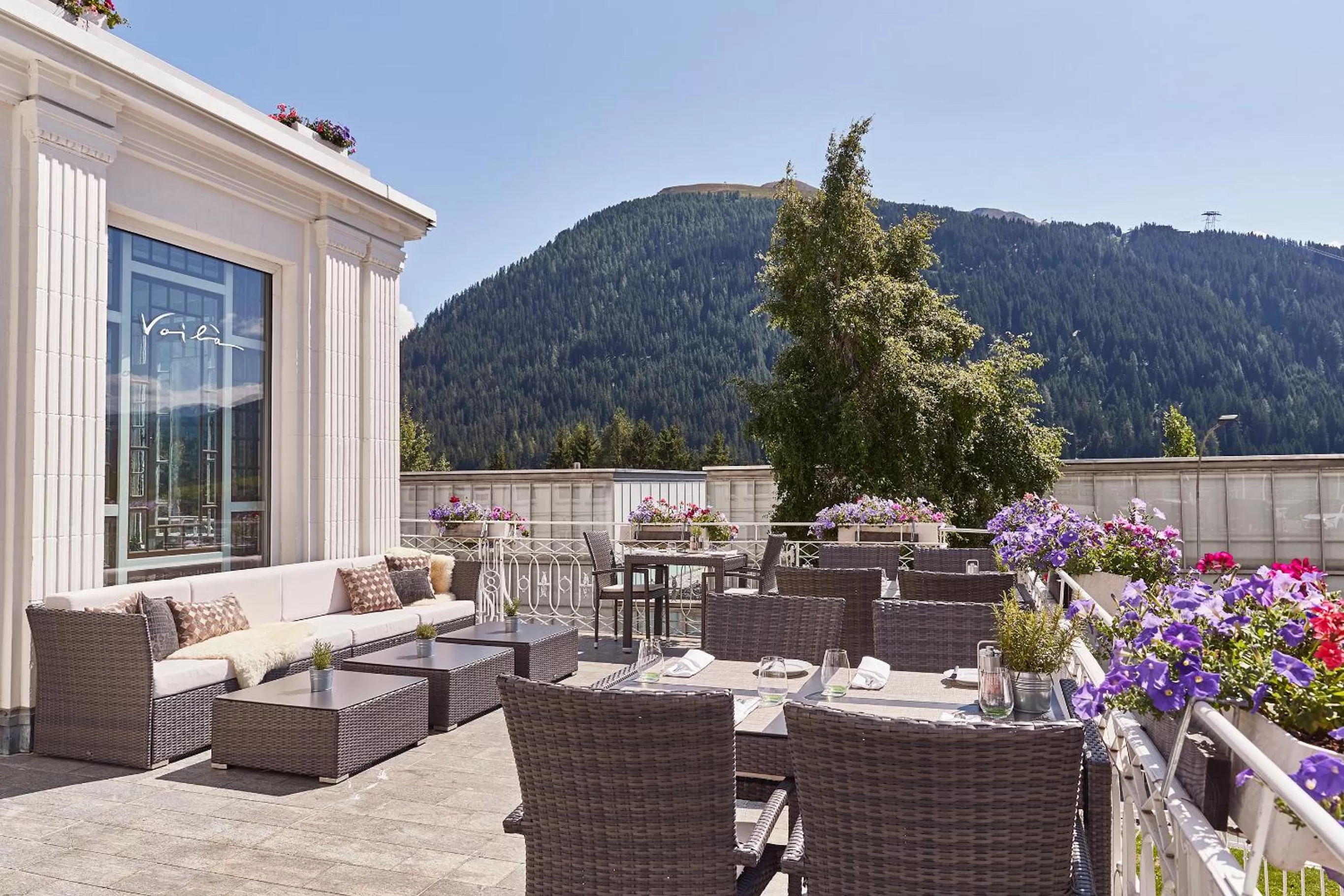 Patio in Steigenberger Icon Grandhotel Belvédère