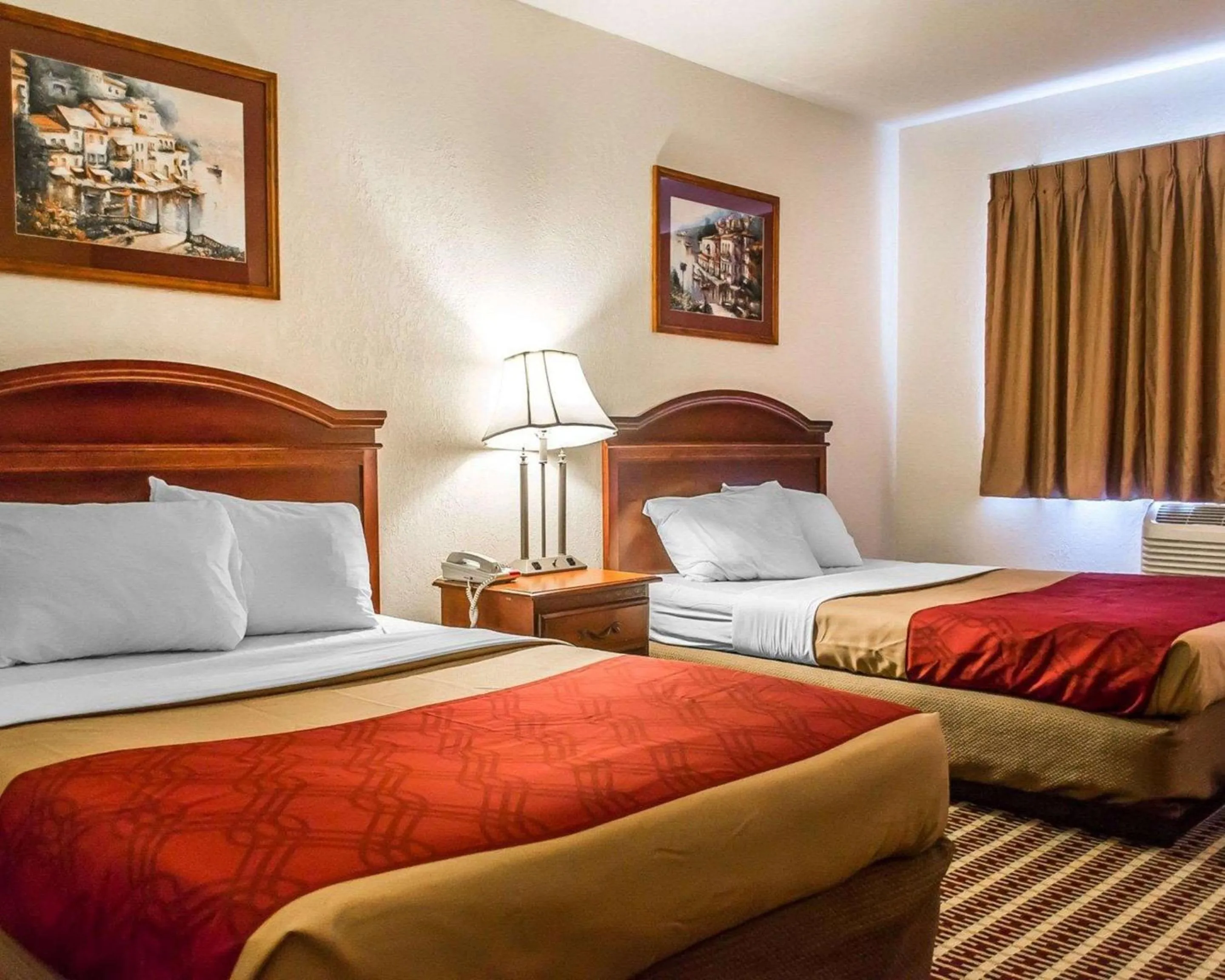 Photo of the whole room, Bed in Economy Inn & Suites