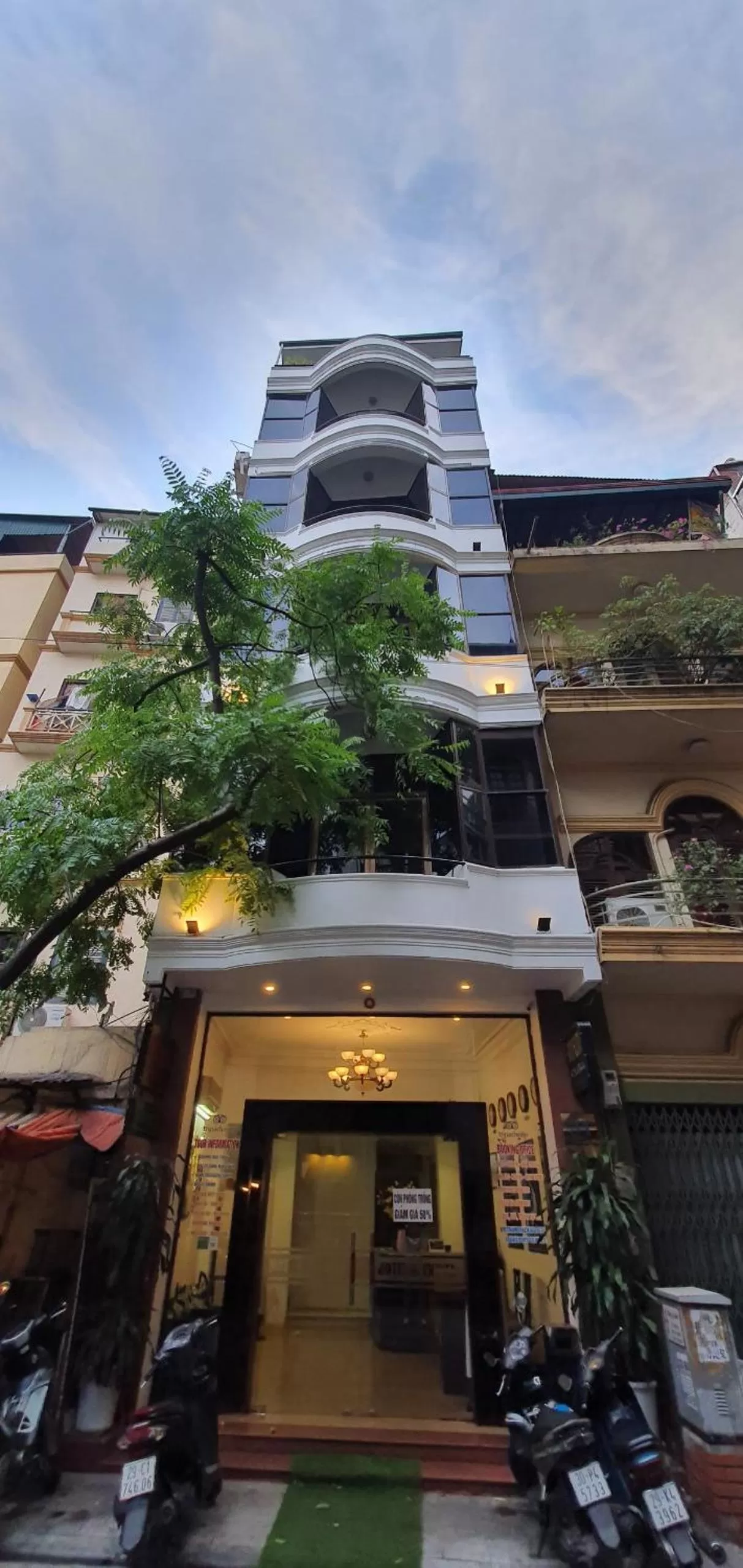 Property building in Hanoi Win Hotel & Travel
